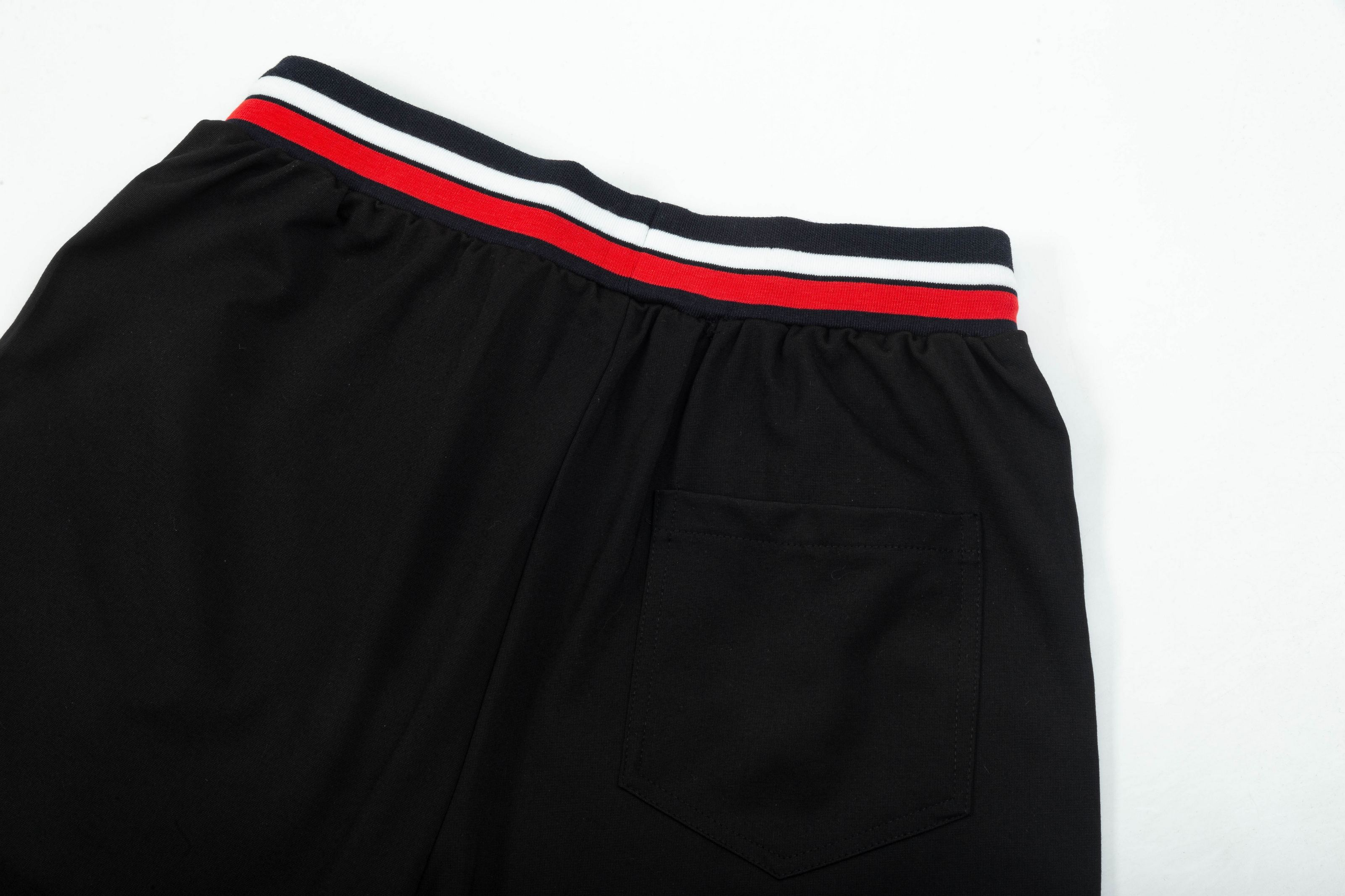 【MONCLER  公式旗艦店】モンクレール   ショートパンツご好評に付き再入荷！250225