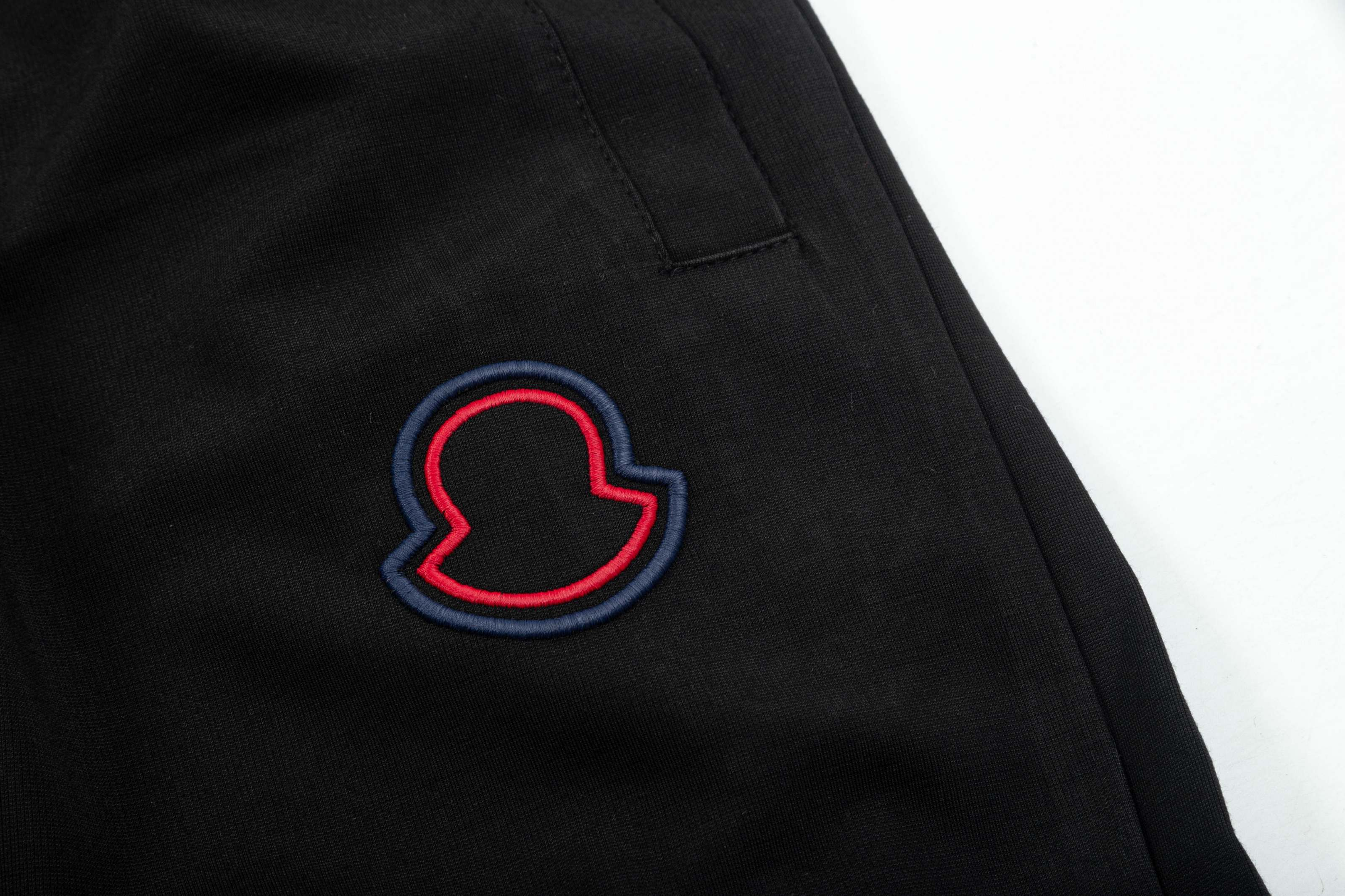 【MONCLER  公式旗艦店】モンクレール   ショートパンツご好評に付き再入荷！250225