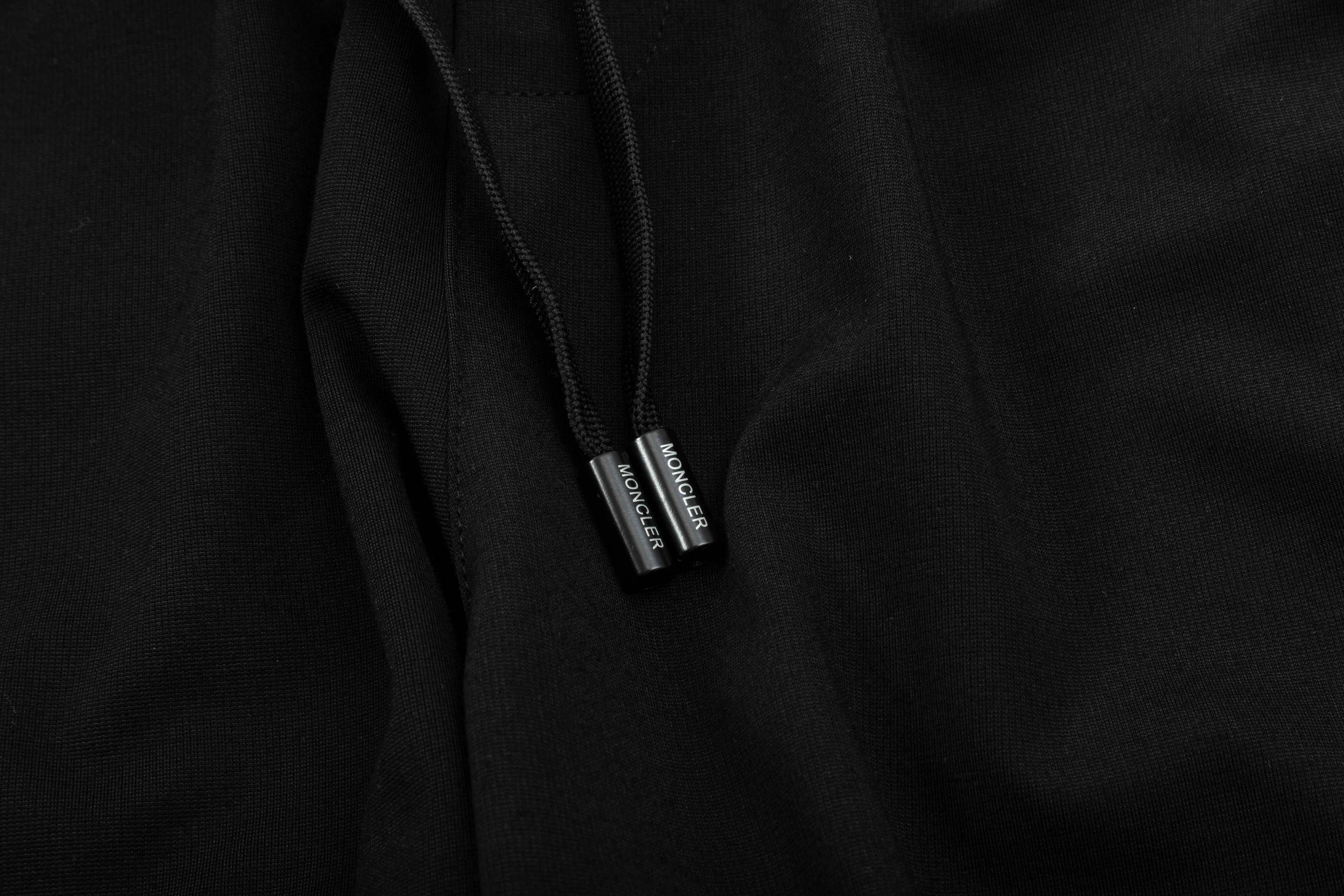 【MONCLER  公式旗艦店】モンクレール   ショートパンツご好評に付き再入荷！250225