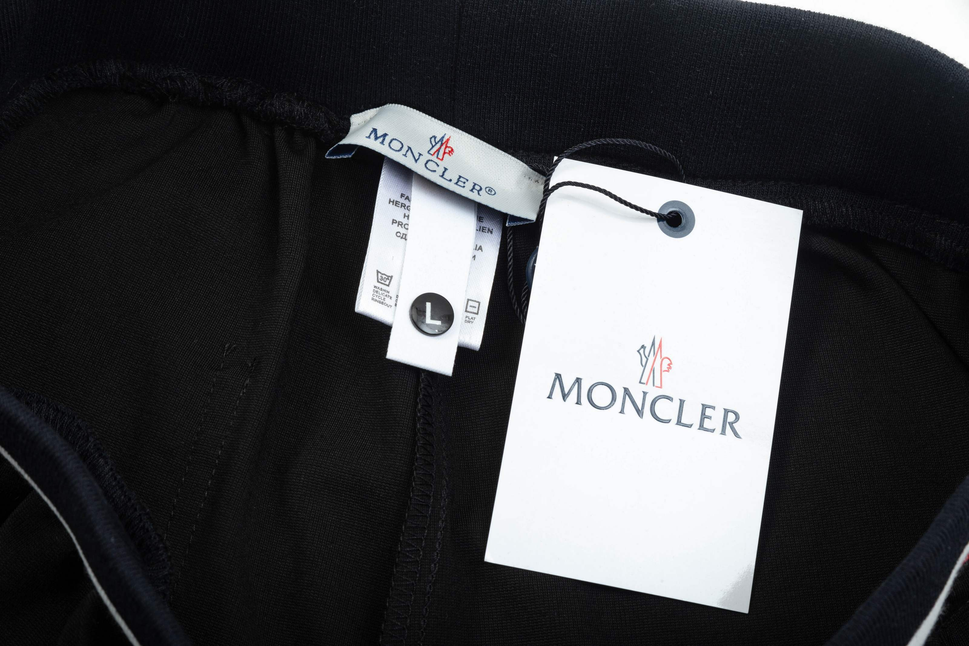 【MONCLER  公式旗艦店】モンクレール   ショートパンツご好評に付き再入荷！250225