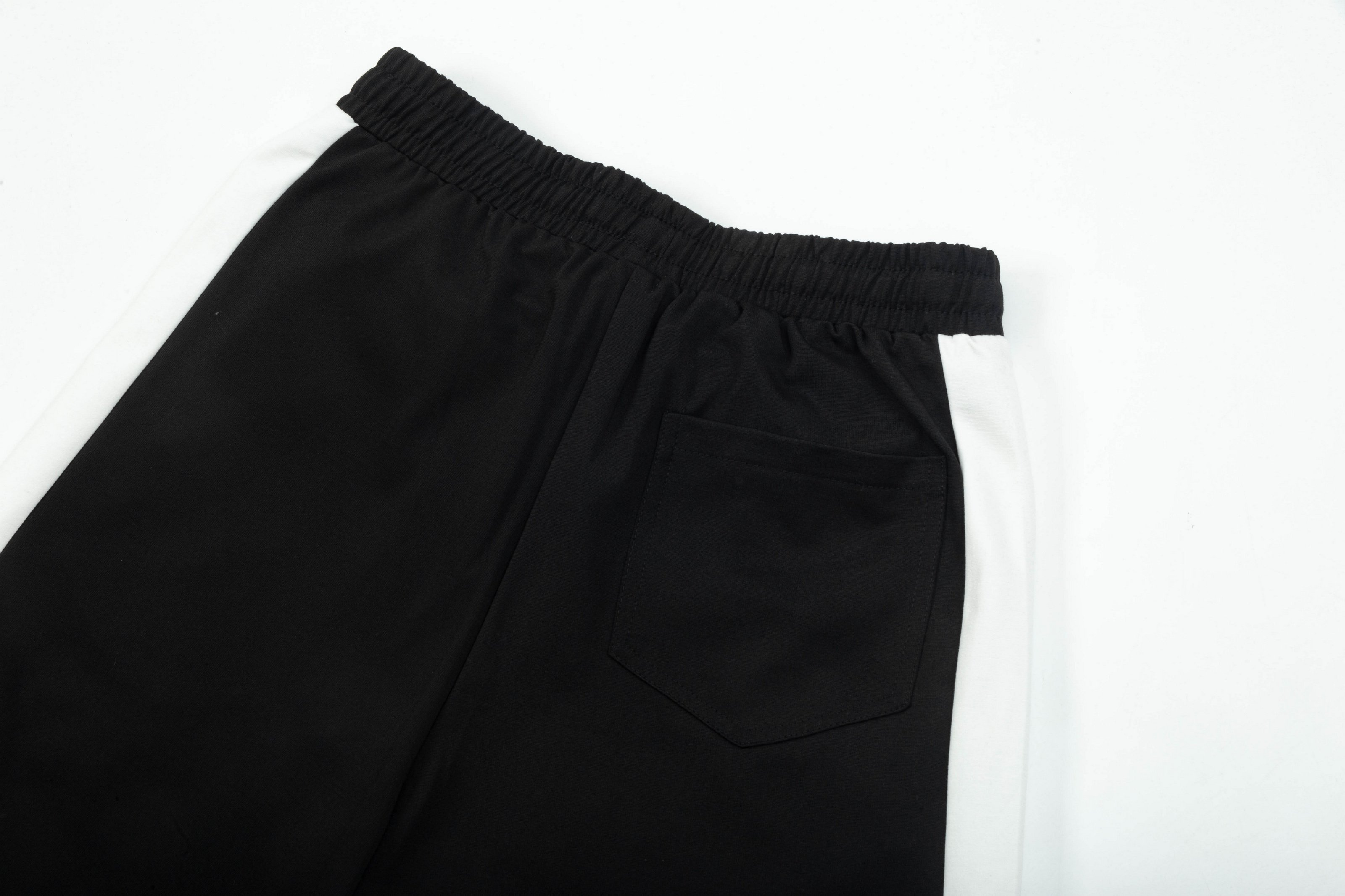 【MONCLER  公式旗艦店】モンクレール   ショートパンツご好評に付き再入荷！250225