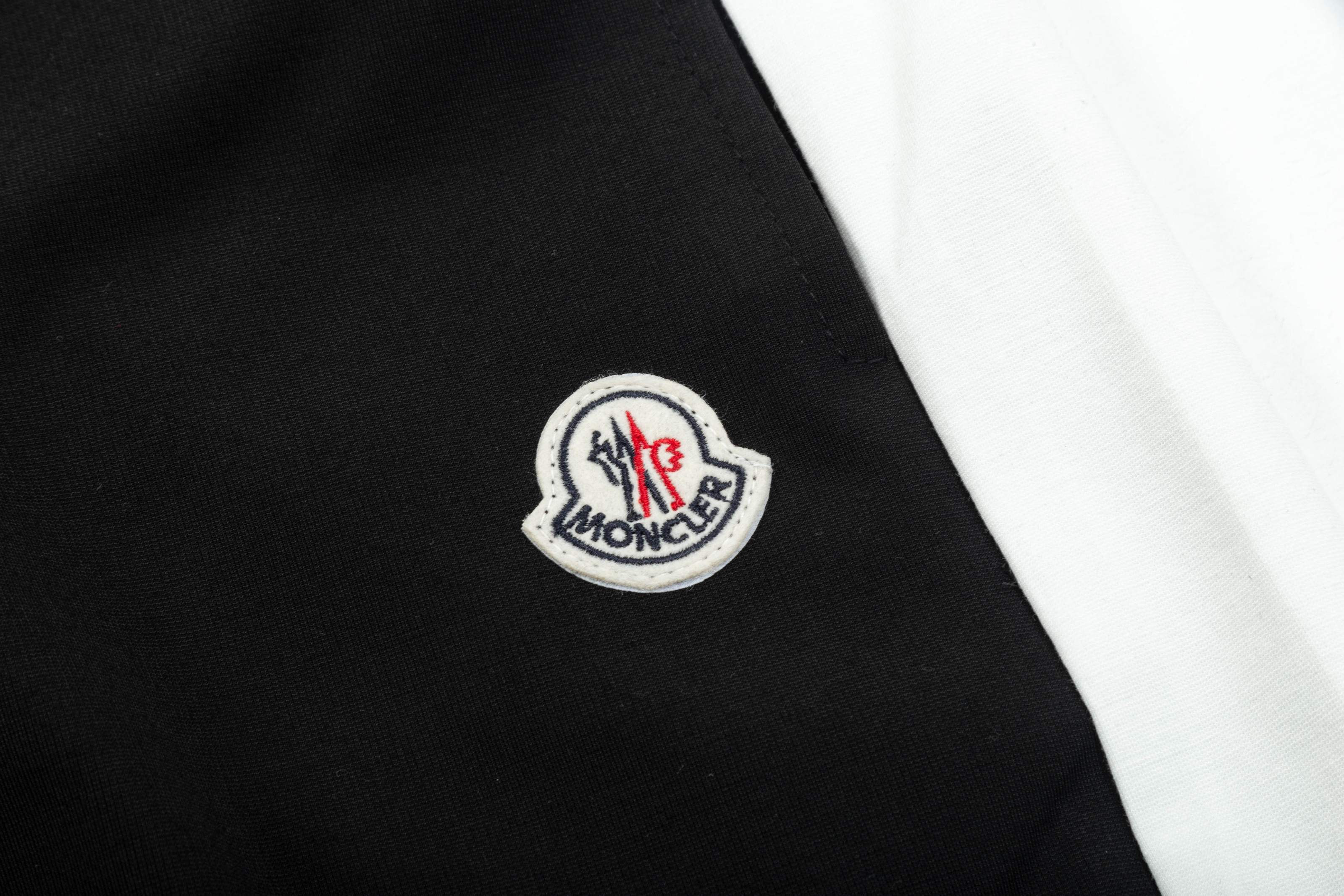 【MONCLER  公式旗艦店】モンクレール   ショートパンツご好評に付き再入荷！250225