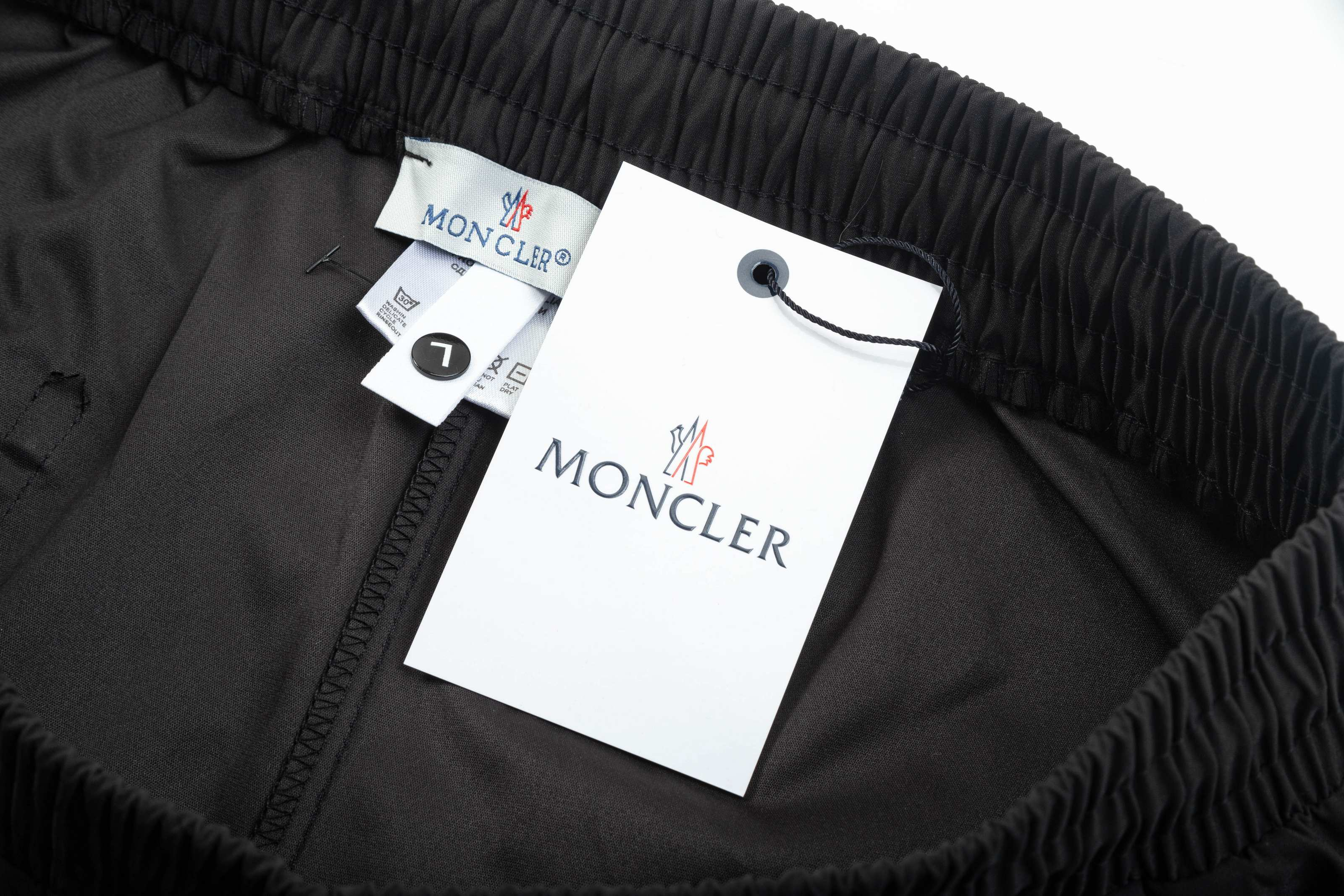 【MONCLER  公式旗艦店】モンクレール   ショートパンツご好評に付き再入荷！250225