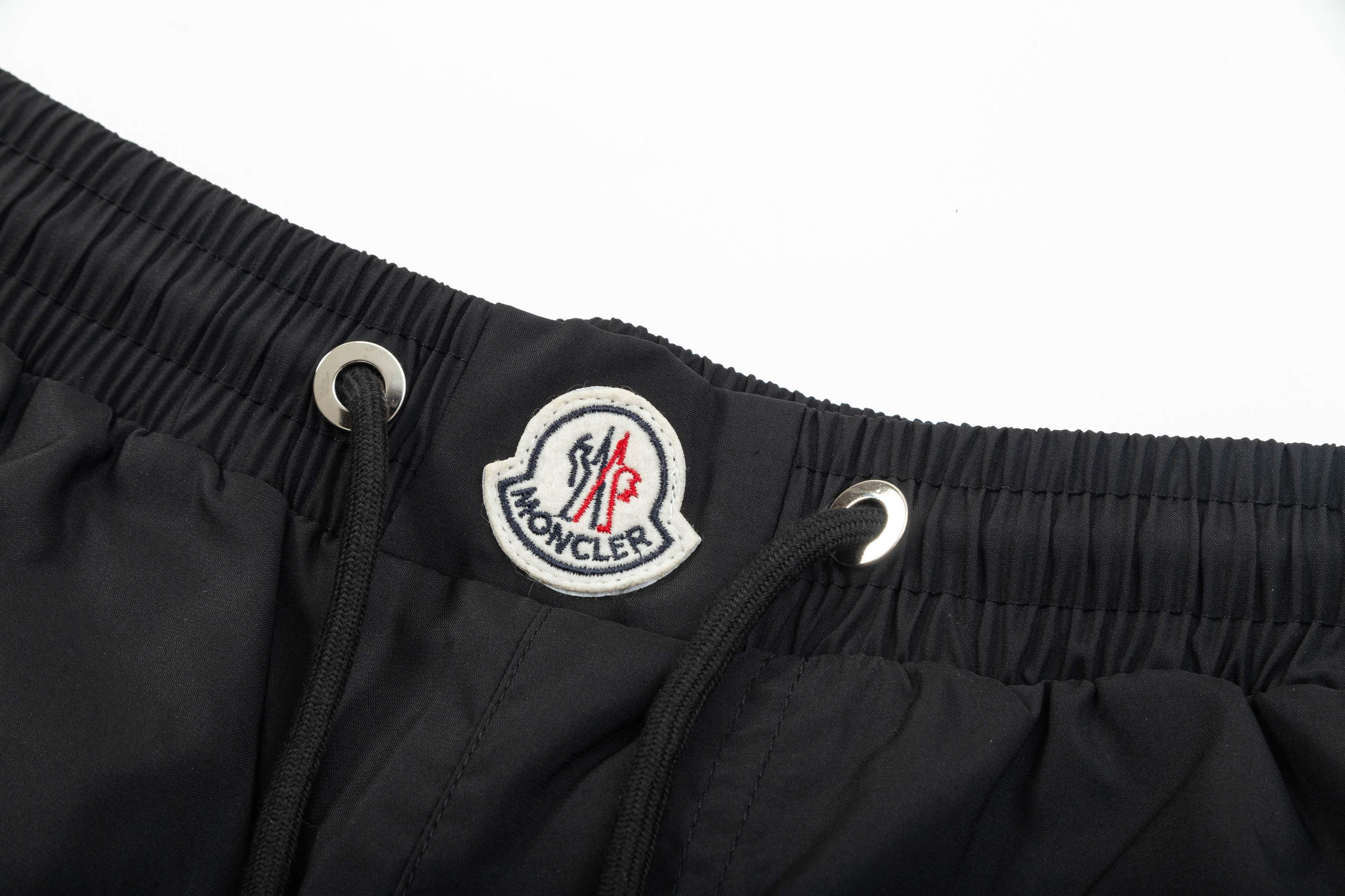 【MONCLER  公式旗艦店】モンクレール   ショートパンツご好評に付き再入荷！250225