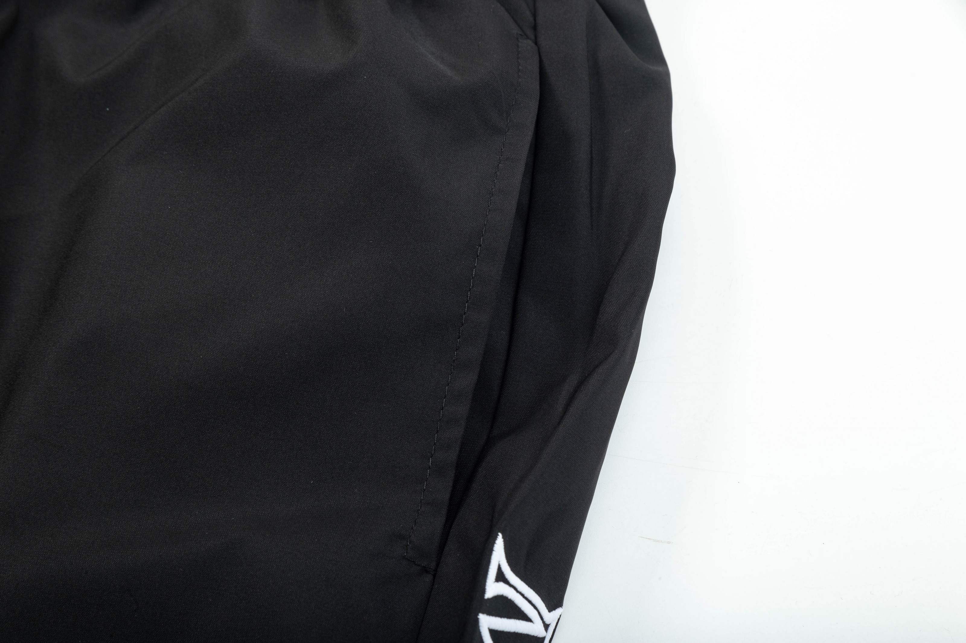 【MONCLER  公式旗艦店】モンクレール   ショートパンツご好評に付き再入荷！250225