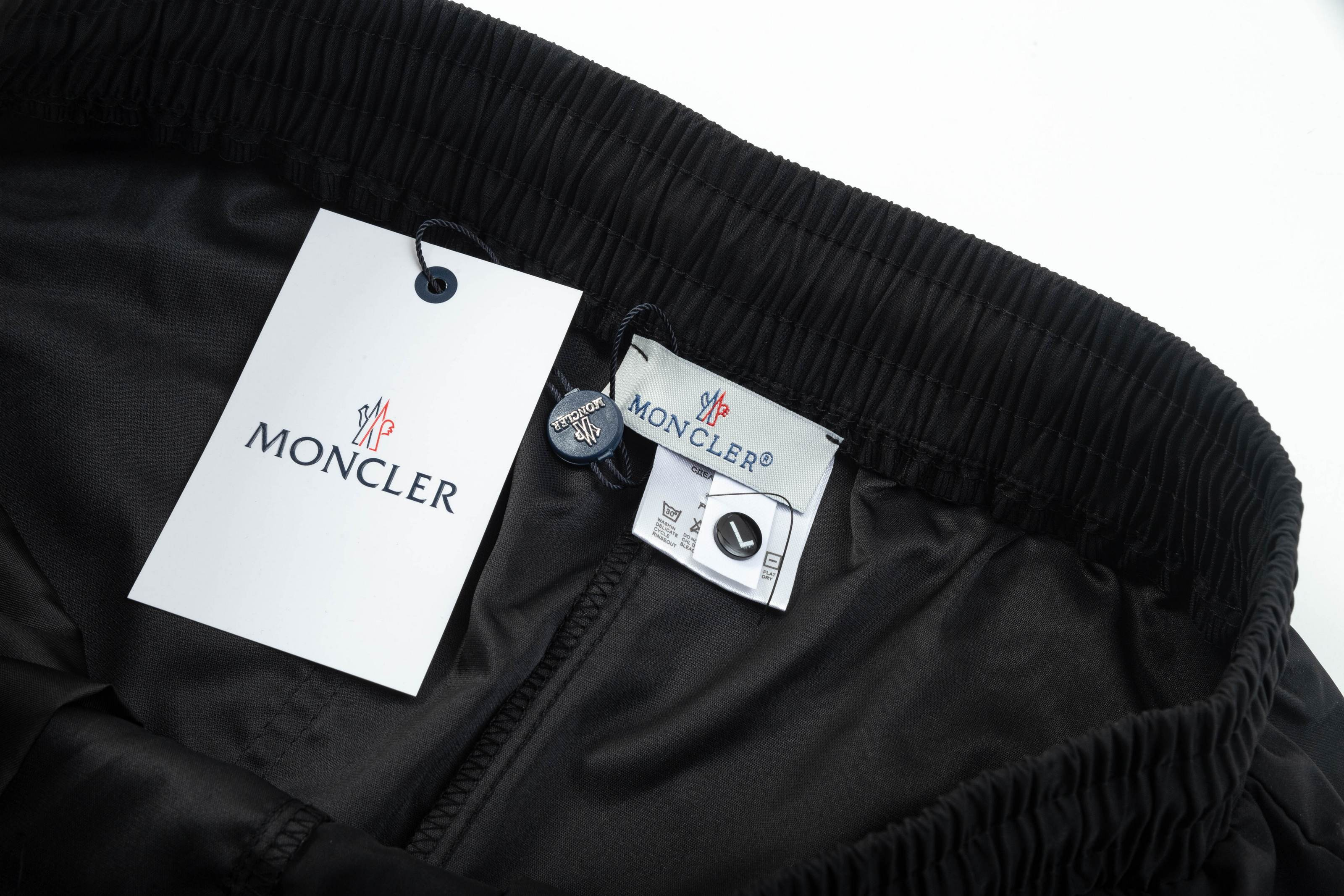 【MONCLER  公式旗艦店】モンクレール   ショートパンツご好評に付き再入荷！250225