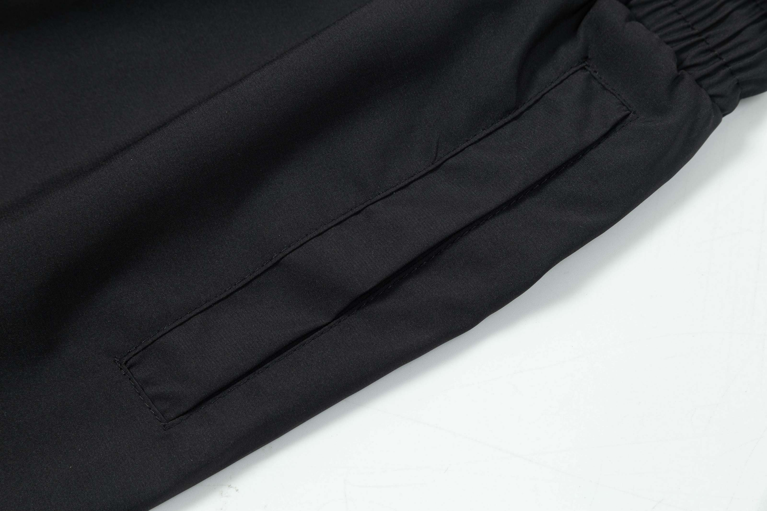 【MONCLER  公式旗艦店】モンクレール   ショートパンツご好評に付き再入荷！250225