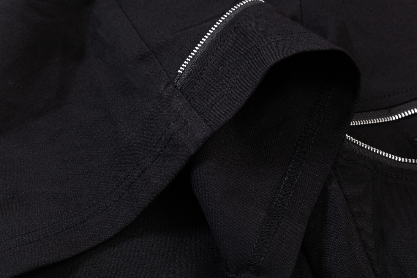 【FENDI  公式旗艦店】フェンディ  ショートパンツご好評に付き再入荷！250226