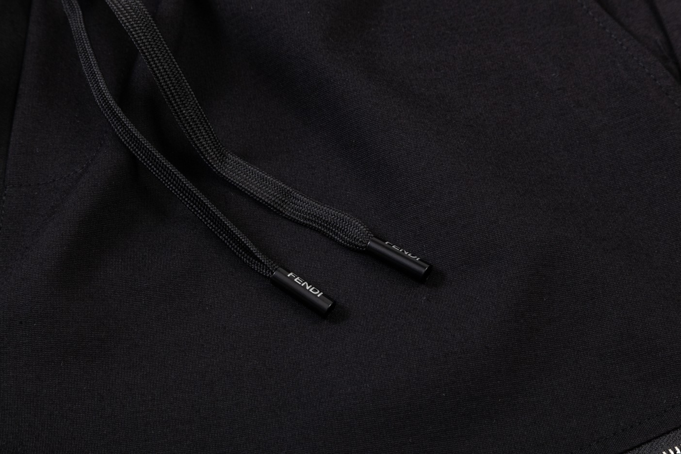 【FENDI  公式旗艦店】フェンディ  ショートパンツご好評に付き再入荷！250226