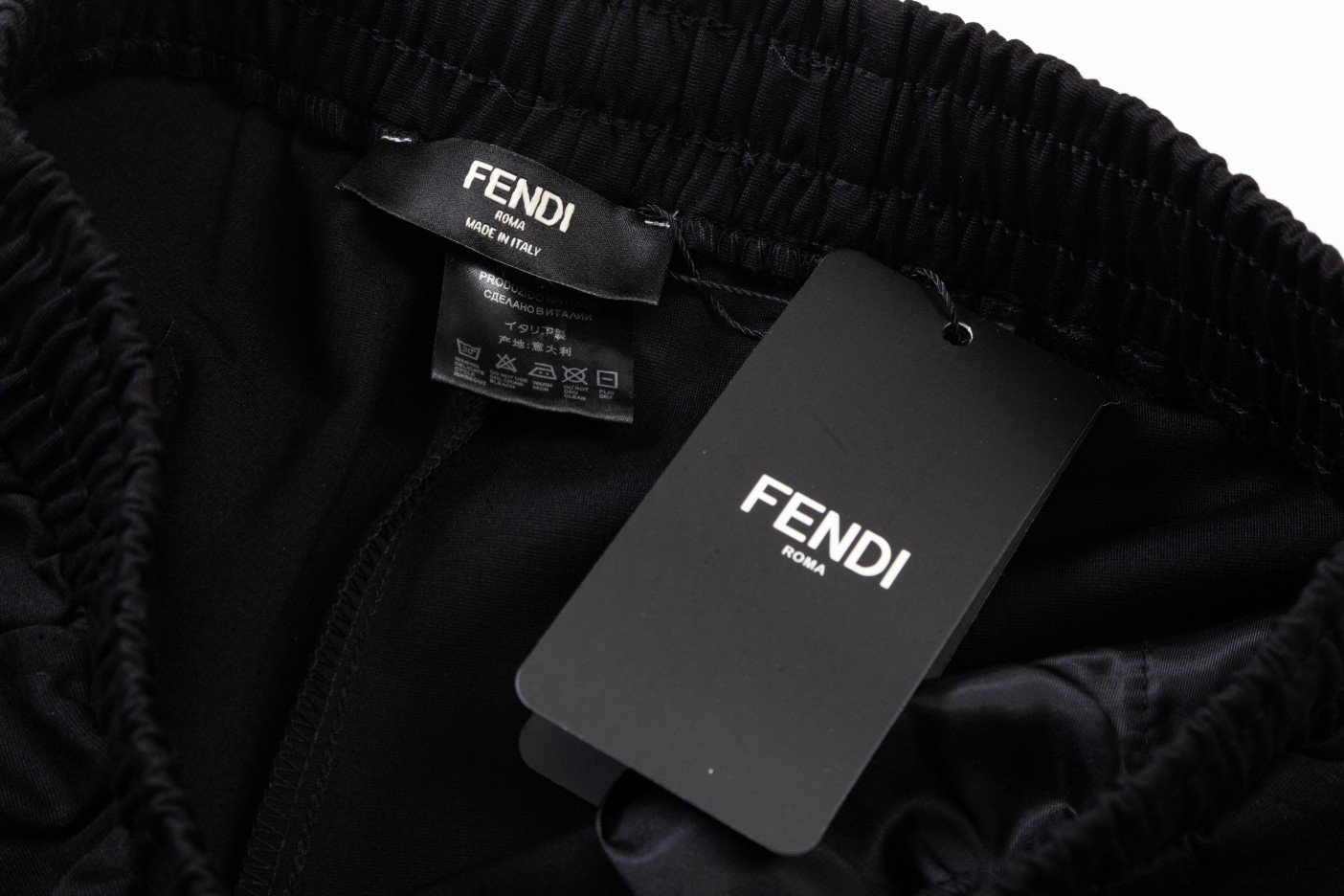 【FENDI  公式旗艦店】フェンディ  ショートパンツご好評に付き再入荷！250226