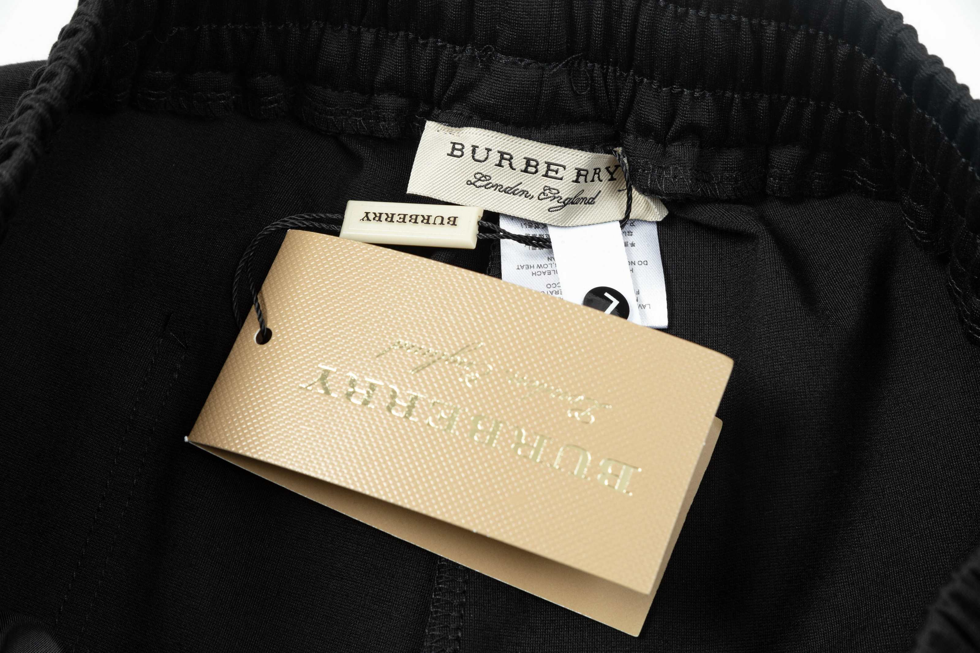 【BURBERRY  公式旗艦店】バーバリー  ショートパンツご好評に付き再入荷！250226