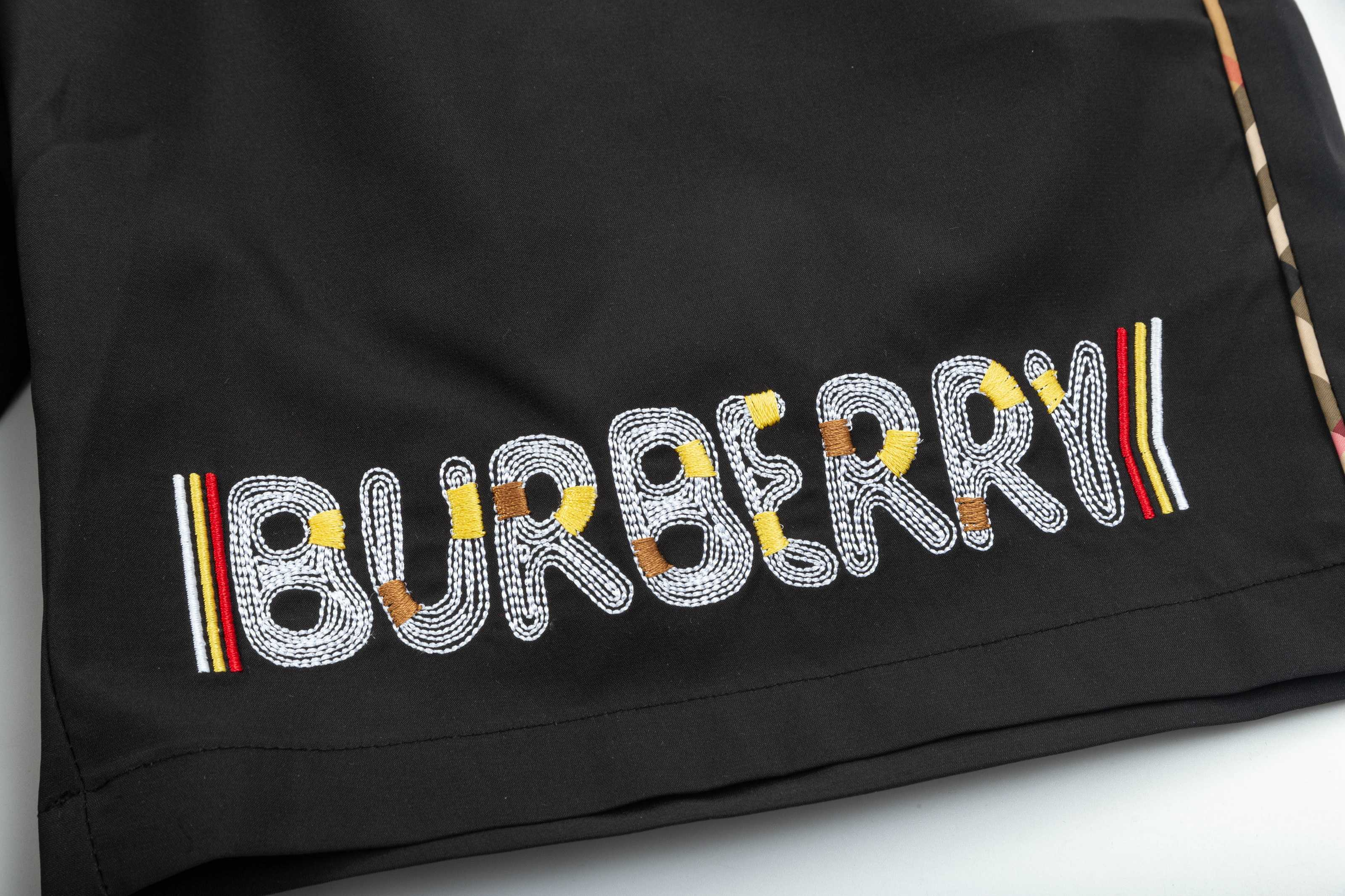 【BURBERRY  公式旗艦店】バーバリー  ショートパンツご好評に付き再入荷！250226