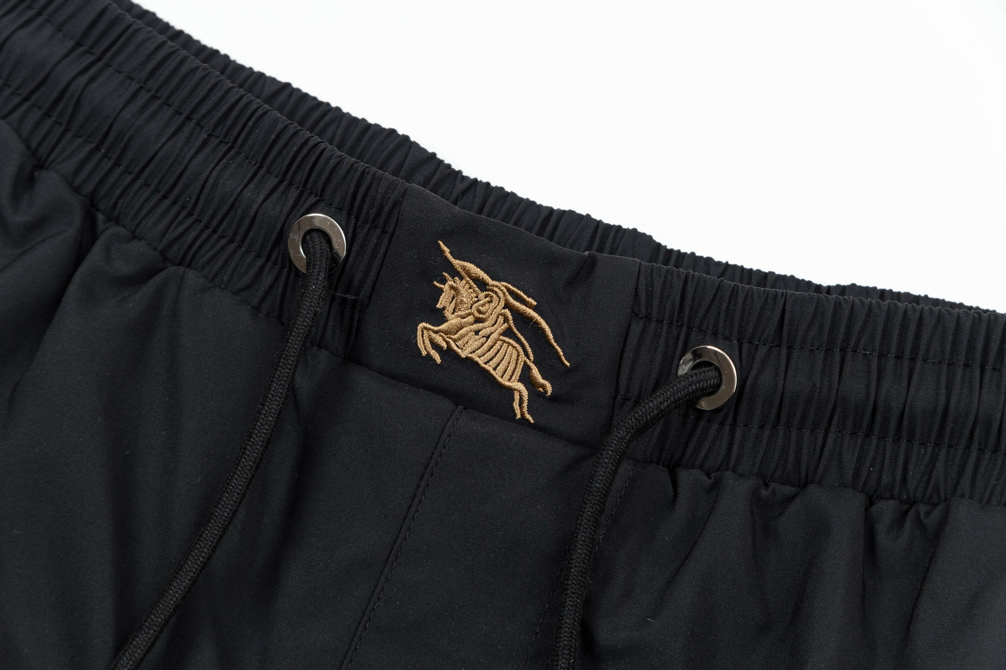 【BURBERRY  公式旗艦店】バーバリー  ショートパンツご好評に付き再入荷！250226