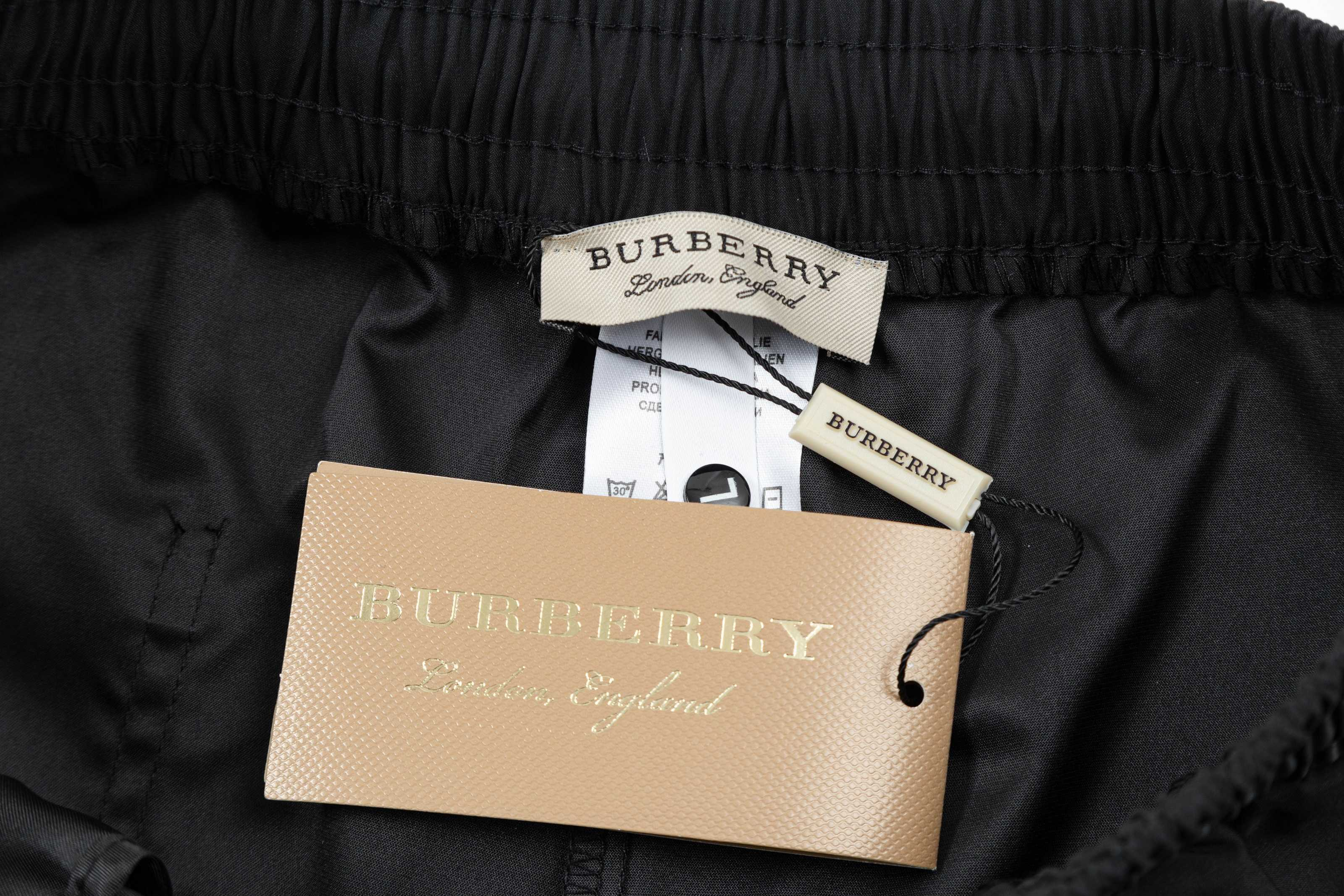 【BURBERRY  公式旗艦店】バーバリー  ショートパンツご好評に付き再入荷！250226
