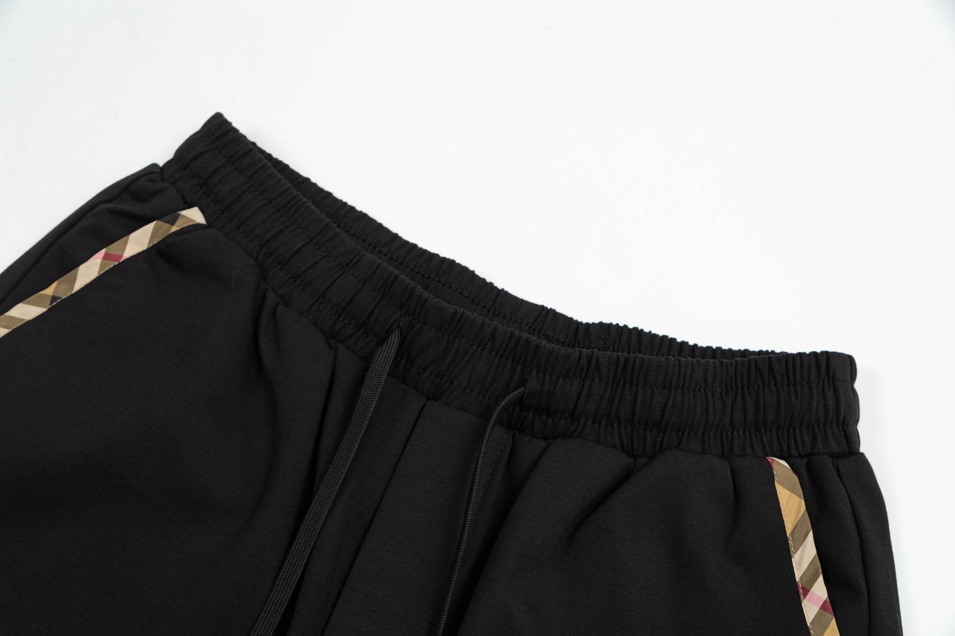 【BURBERRY  公式旗艦店】バーバリー  ショートパンツご好評に付き再入荷！250226