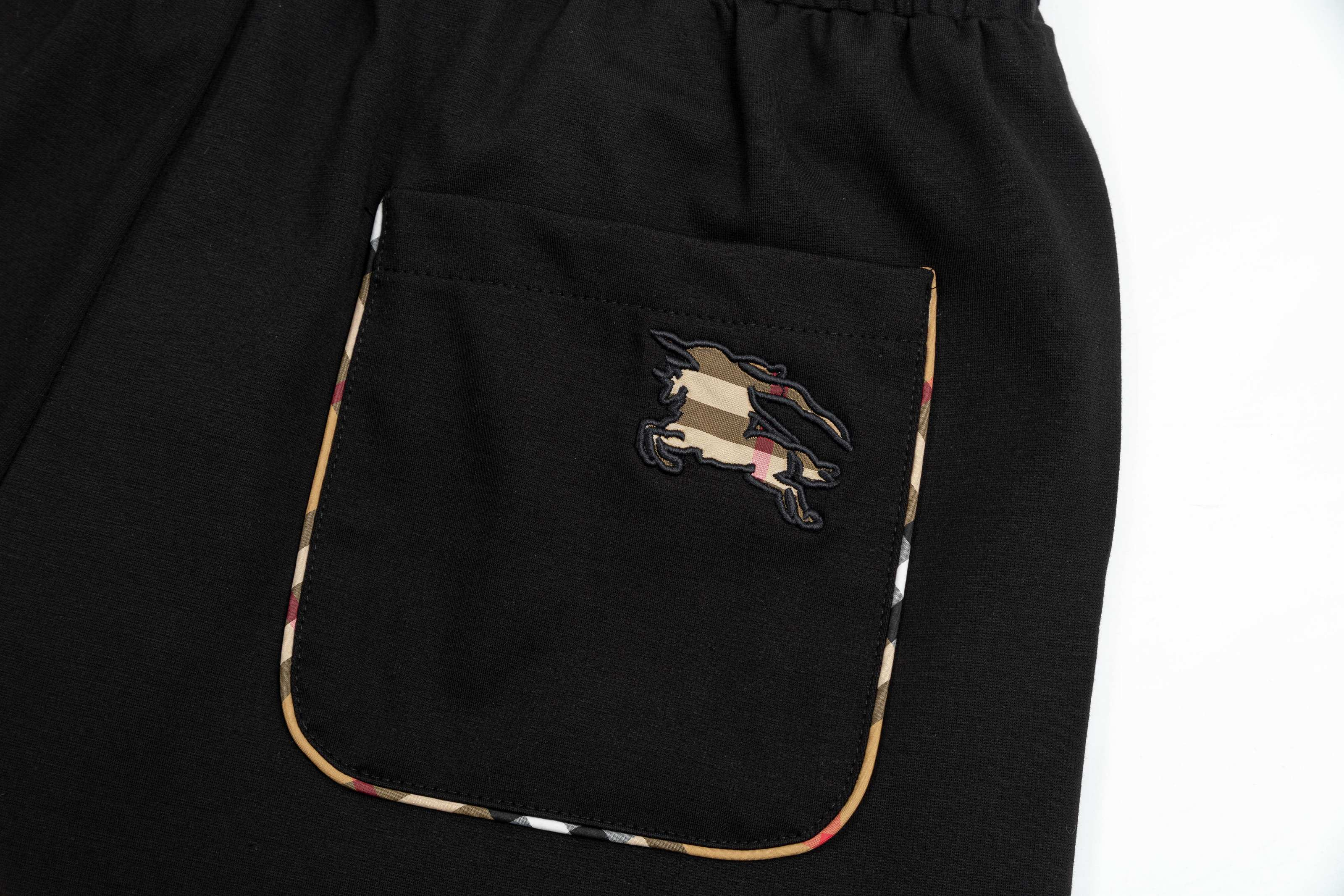 【BURBERRY  公式旗艦店】バーバリー  ショートパンツご好評に付き再入荷！250226