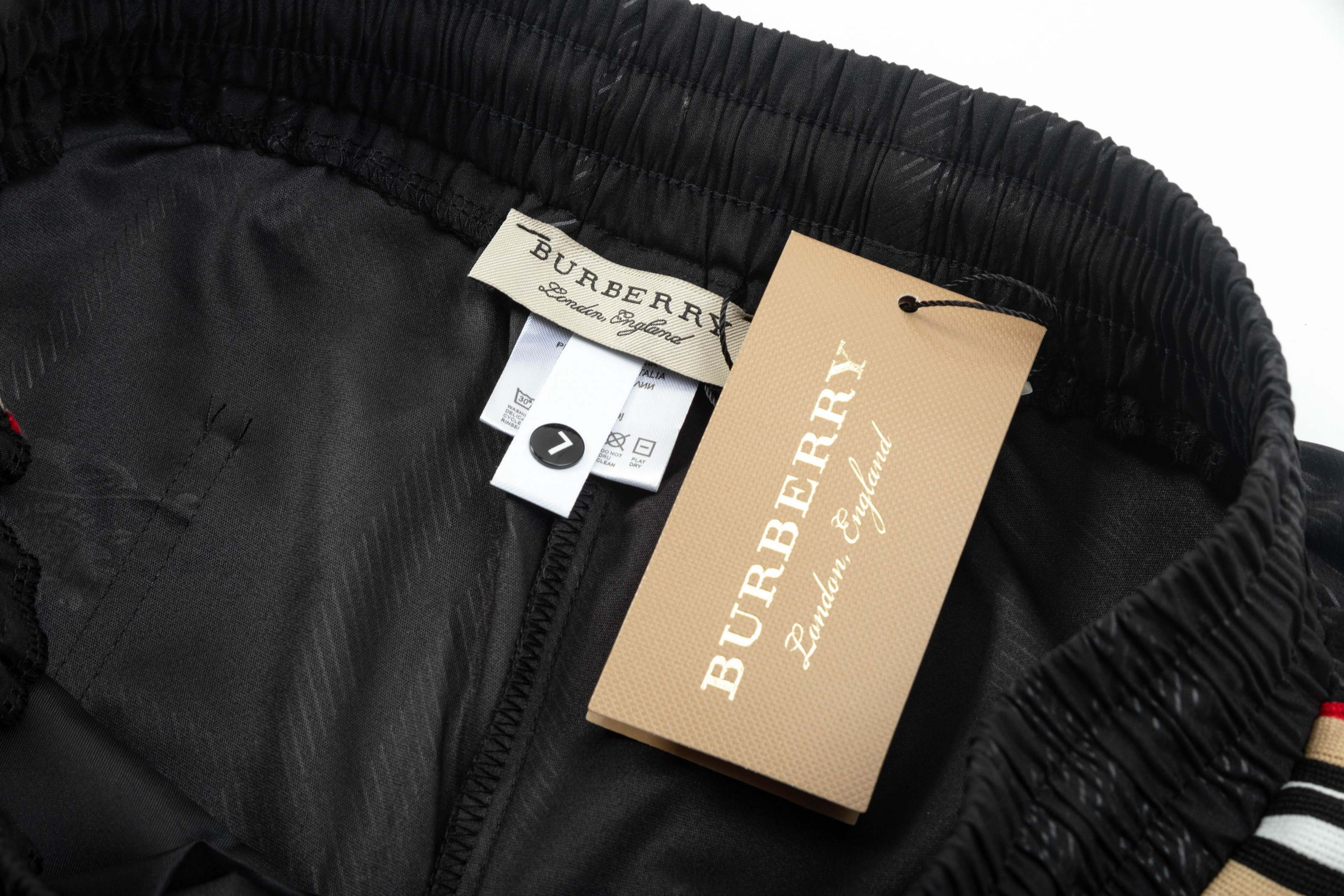 【BURBERRY  公式旗艦店】バーバリー  ショートパンツご好評に付き再入荷！250226