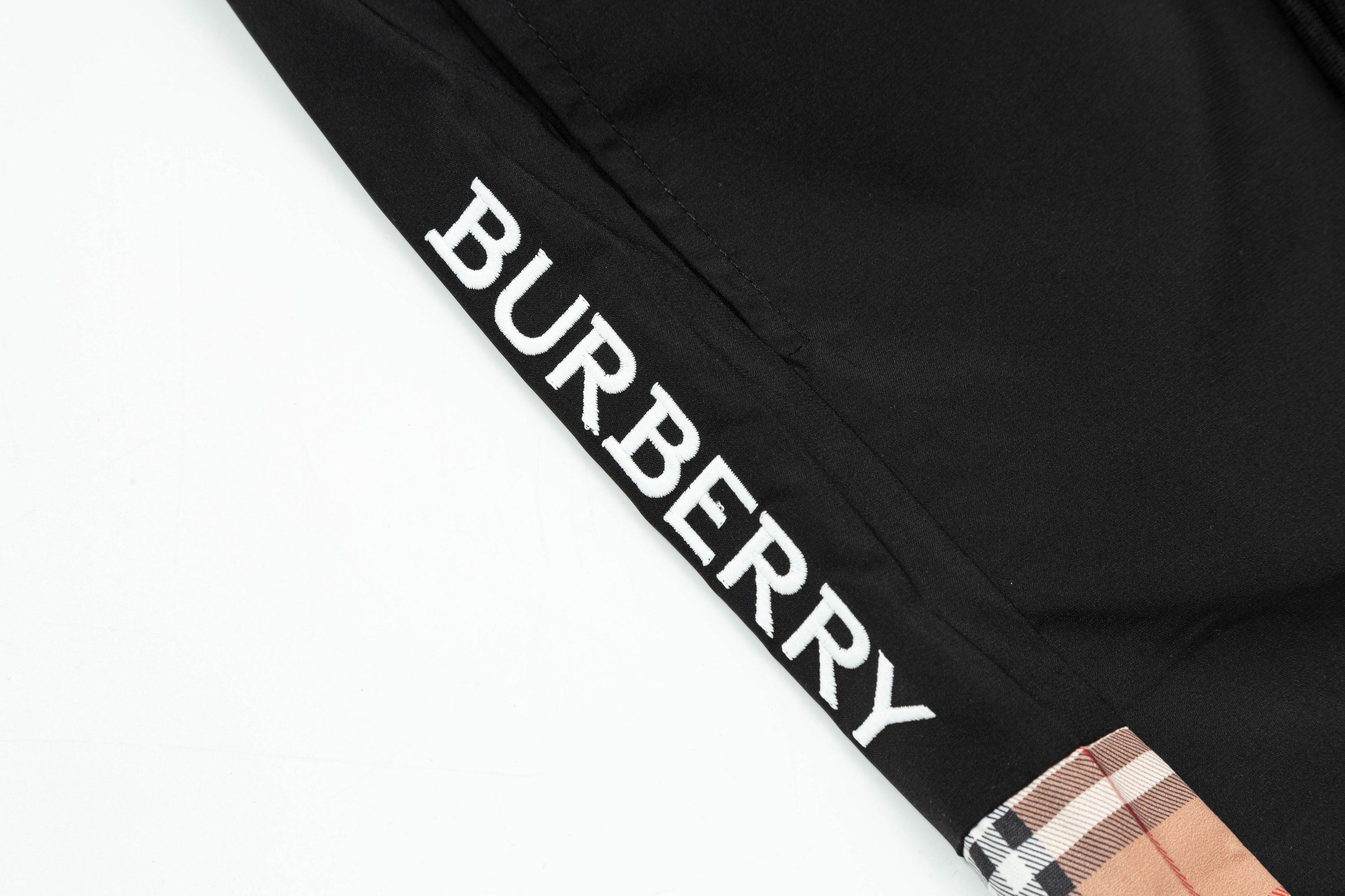 【BURBERRY  公式旗艦店】バーバリー  ショートパンツご好評に付き再入荷！250226