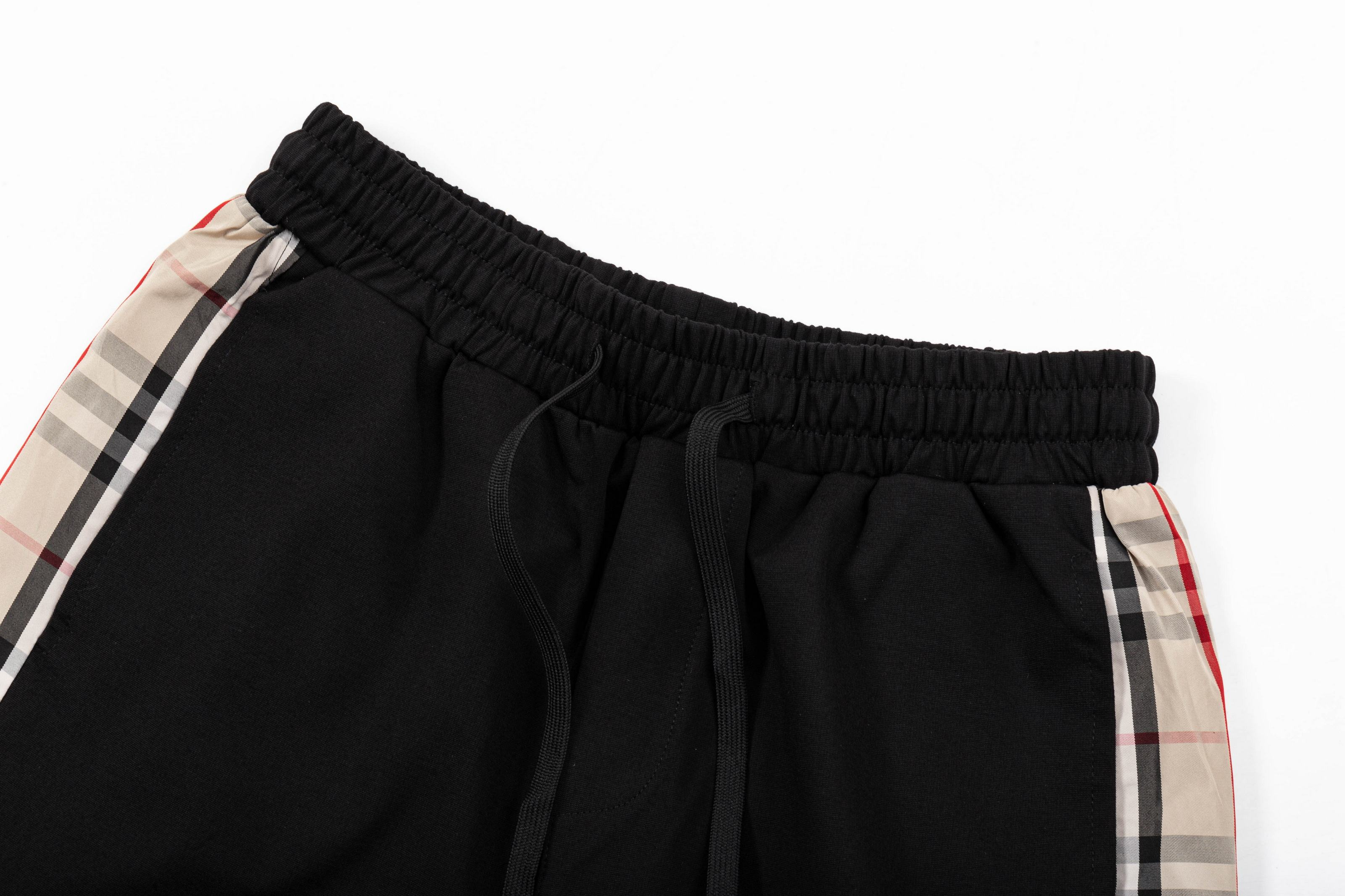 【BURBERRY  公式旗艦店】バーバリー  ショートパンツご好評に付き再入荷！250226