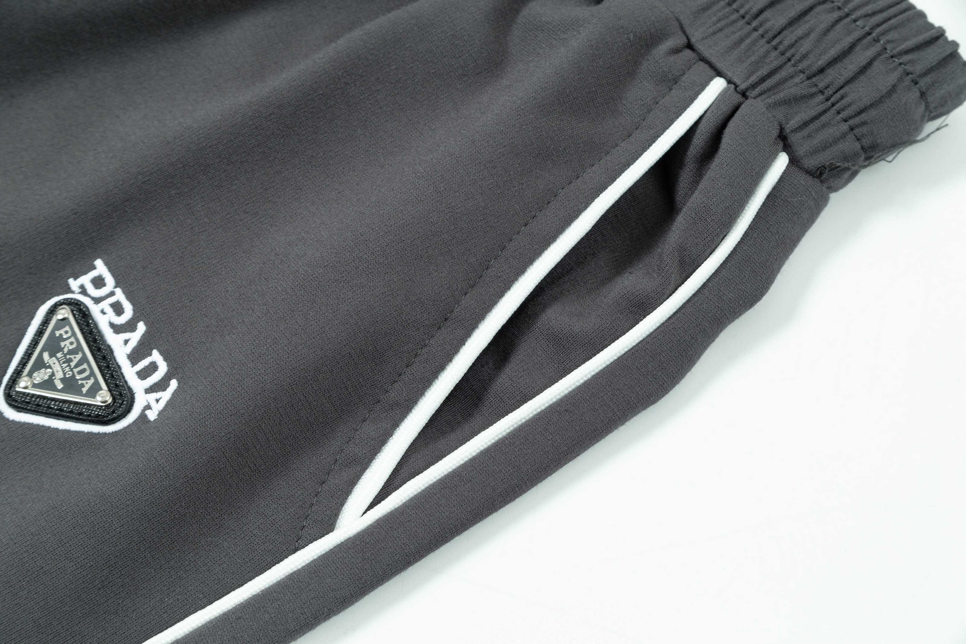 【PRADA  公式旗艦店】プラダ ショートパンツご好評に付き再入荷！250226