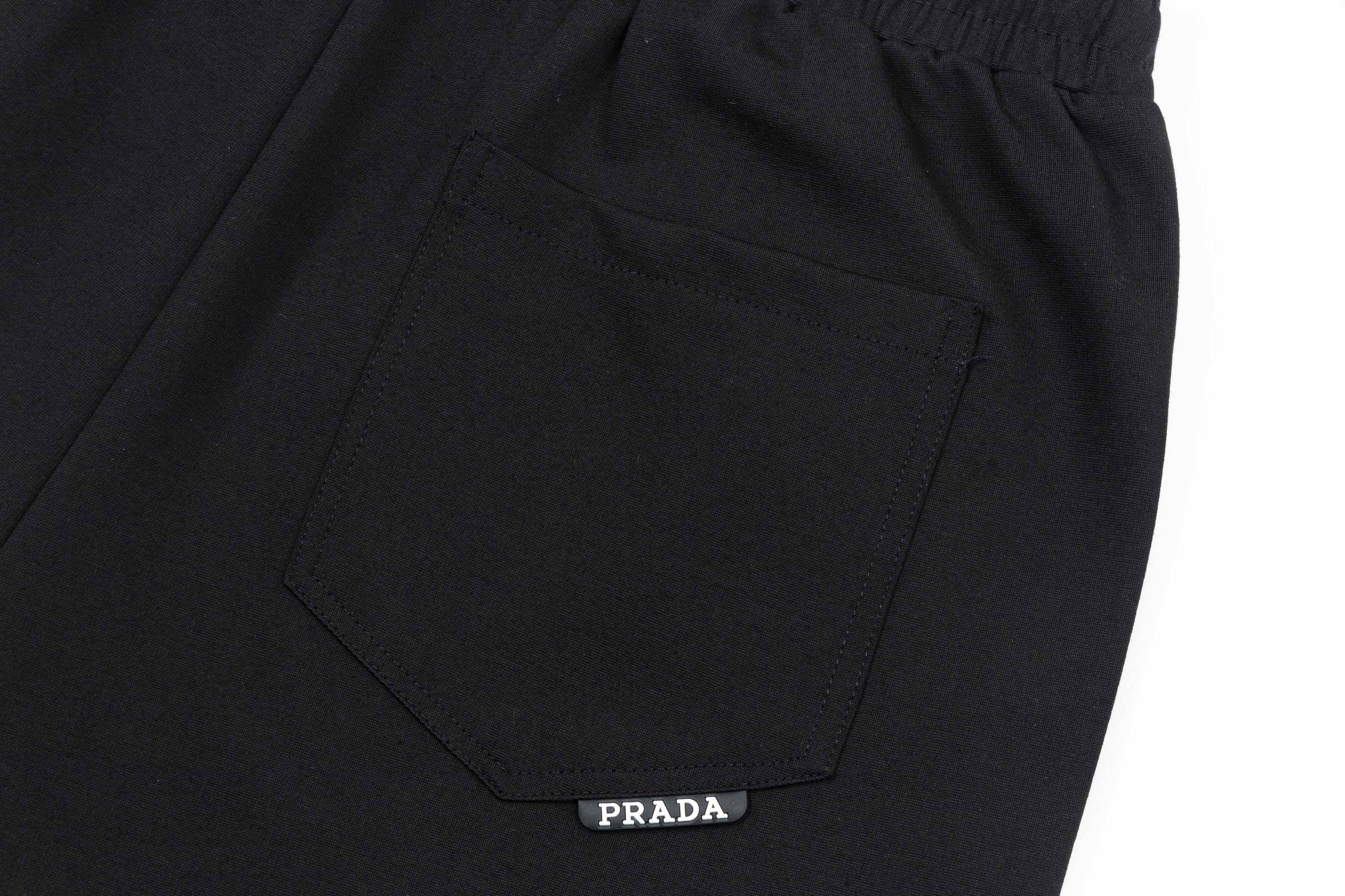 【PRADA  公式旗艦店】プラダ ショートパンツご好評に付き再入荷！250227