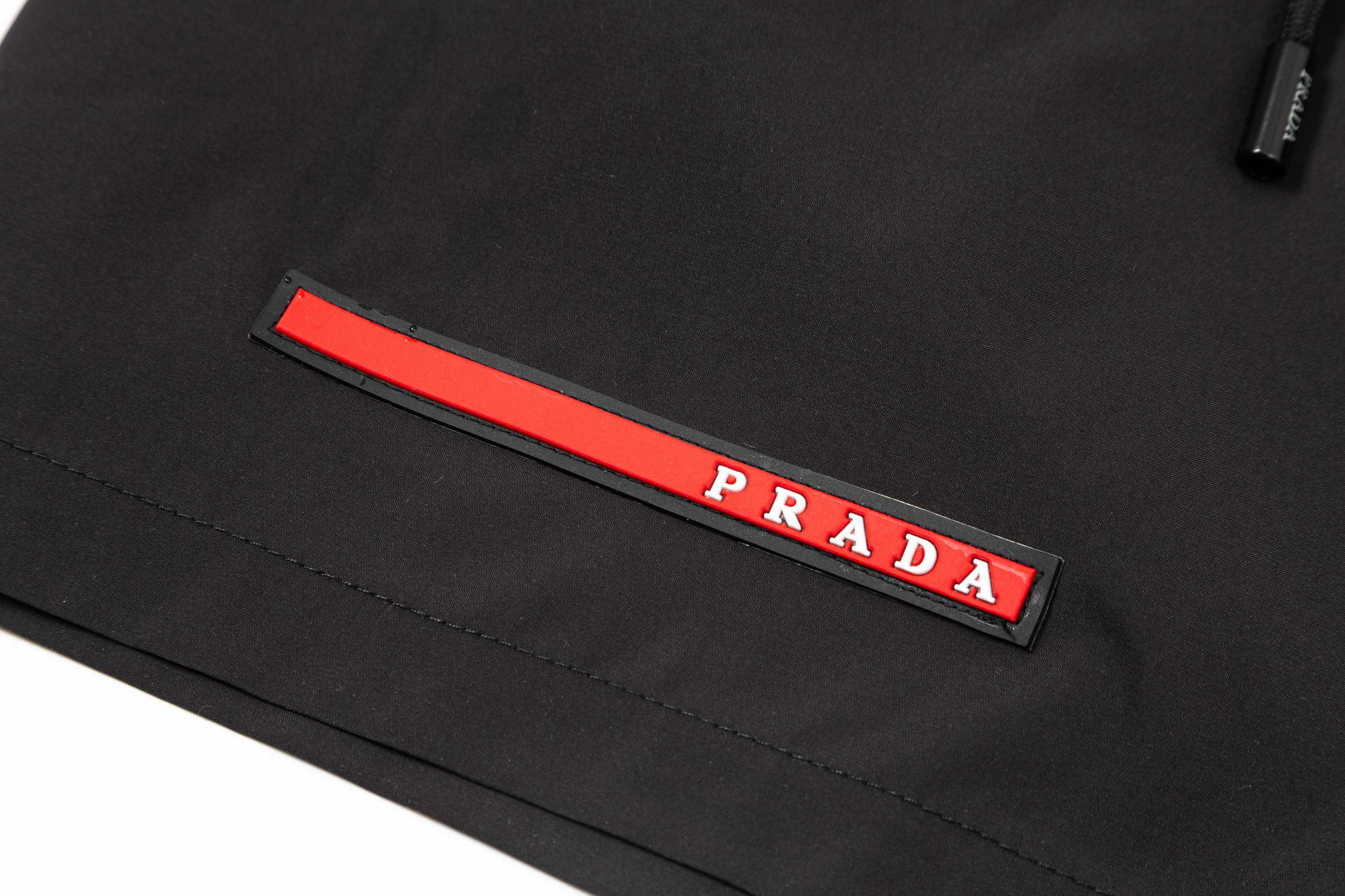 【PRADA  公式旗艦店】プラダ  ショートパンツご好評に付き再入荷！250227