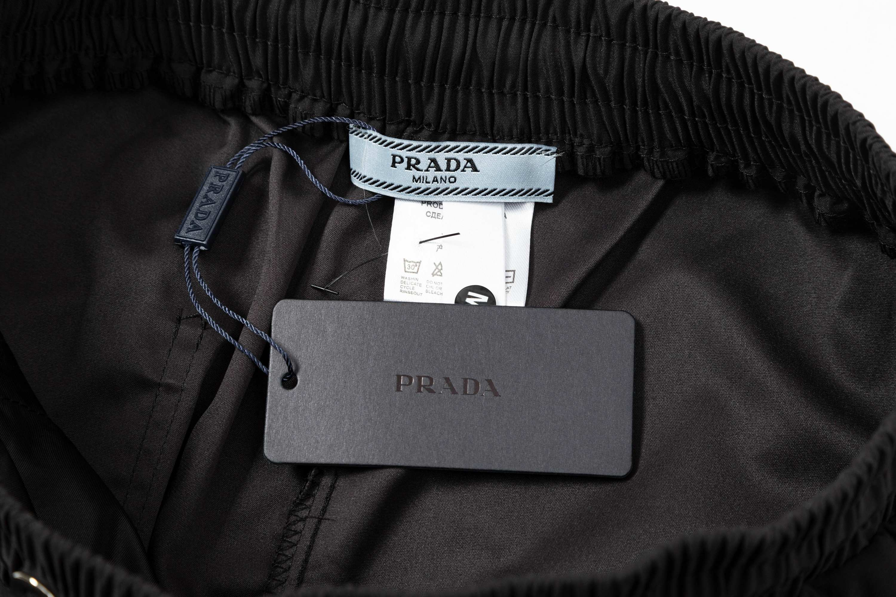 【PRADA  公式旗艦店】プラダ  ショートパンツご好評に付き再入荷！250227