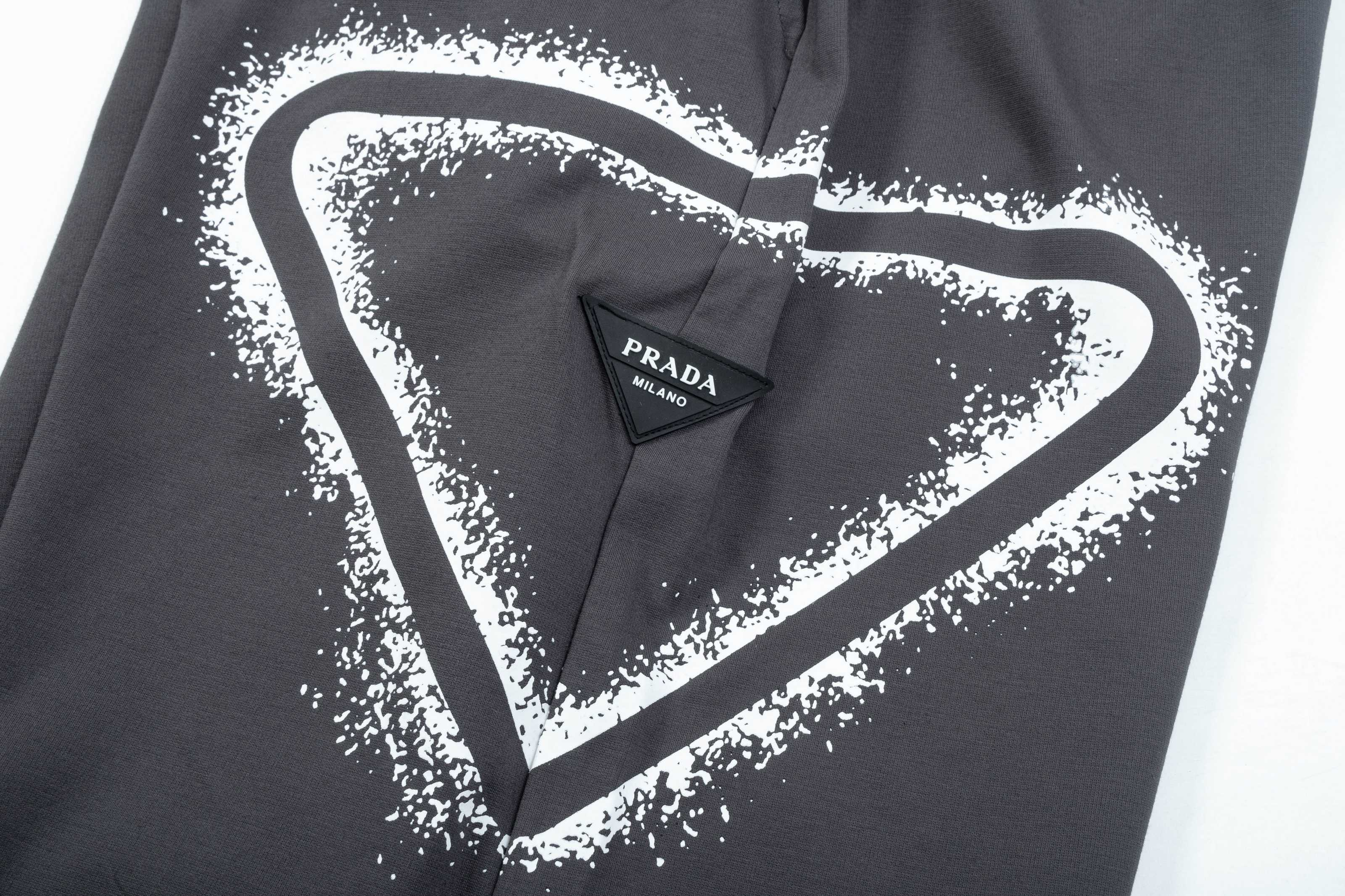 【PRADA  公式旗艦店】プラダ ショートパンツご好評に付き再入荷！250227