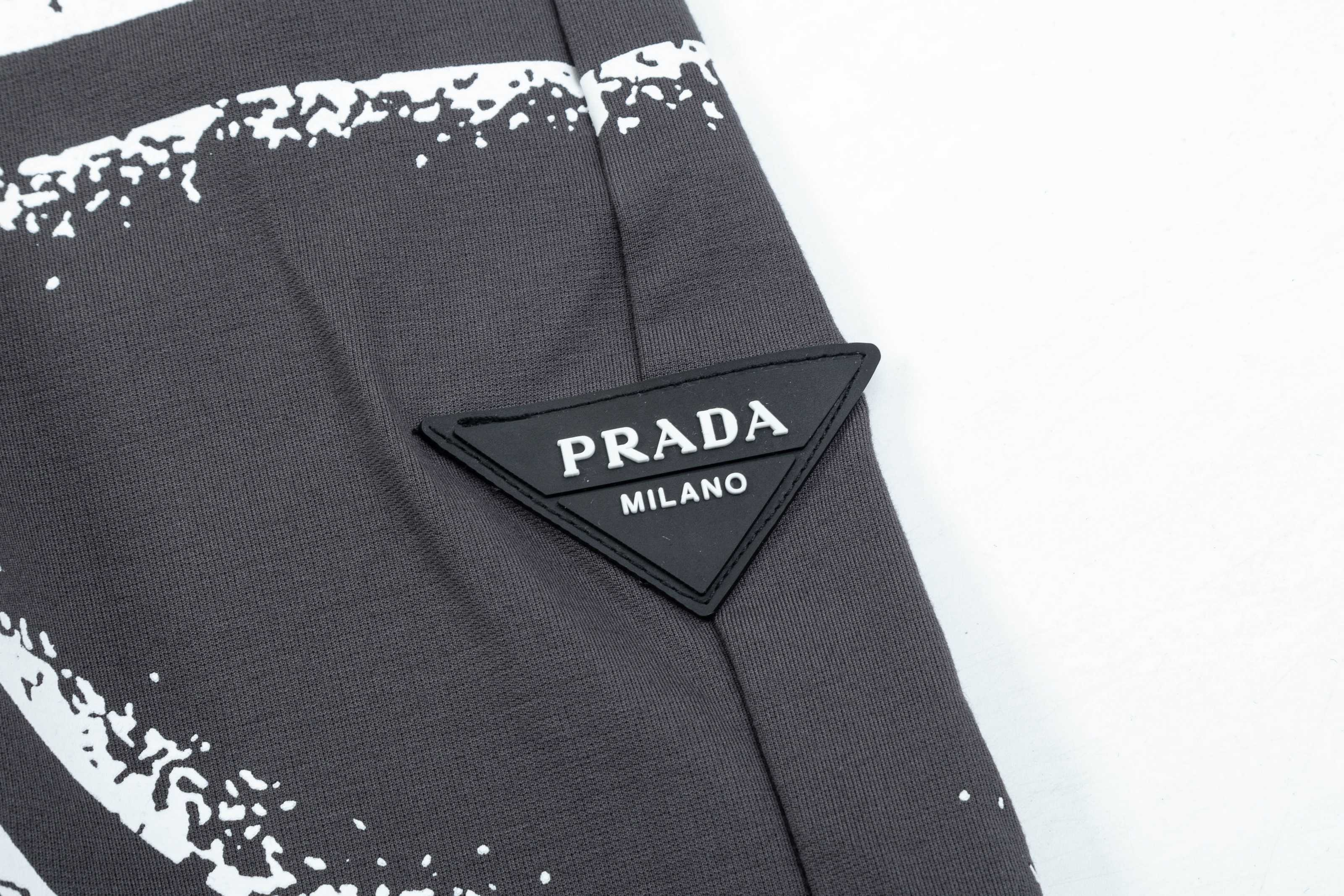 【PRADA  公式旗艦店】プラダ ショートパンツご好評に付き再入荷！250227