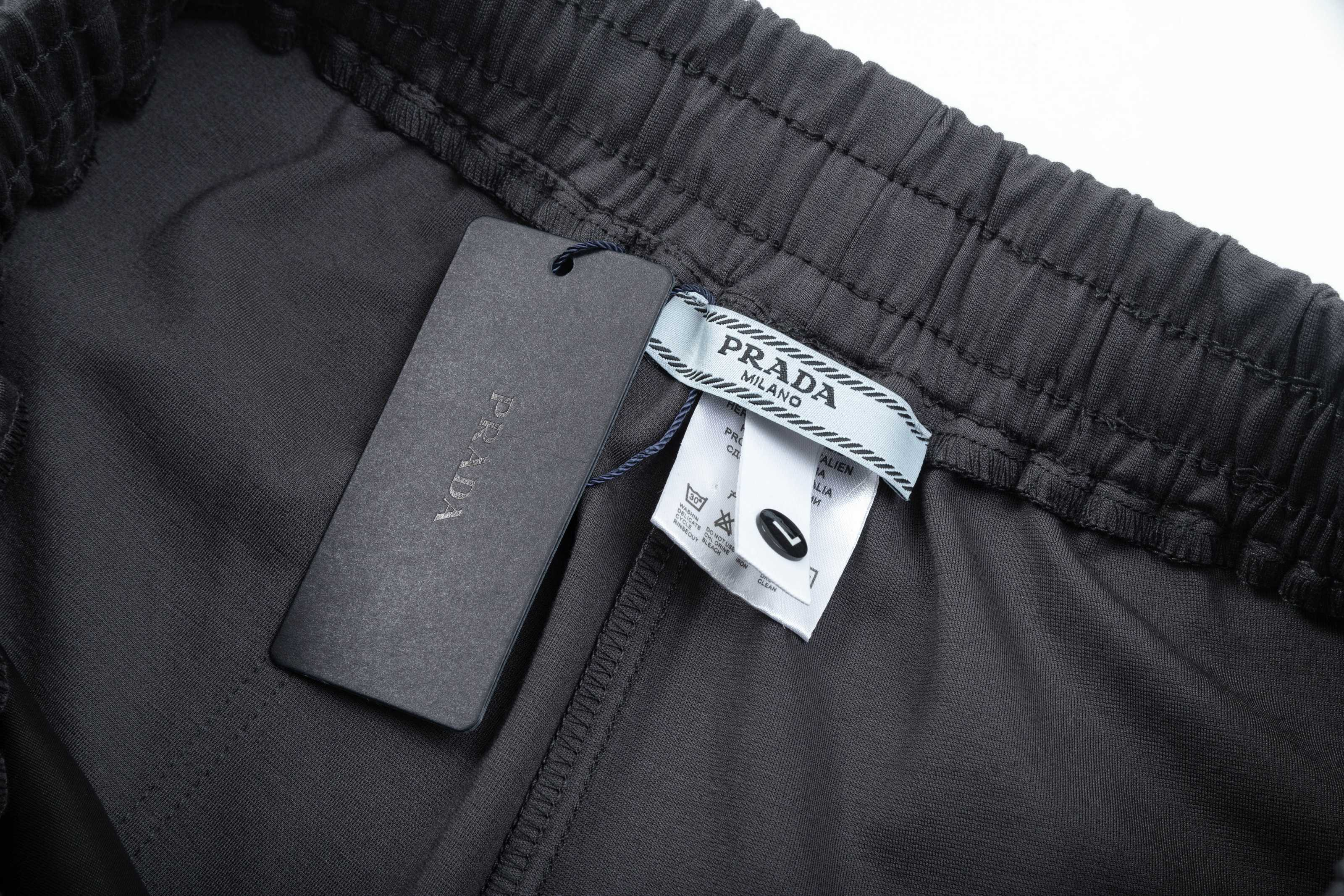 【PRADA  公式旗艦店】プラダ ショートパンツご好評に付き再入荷！250227