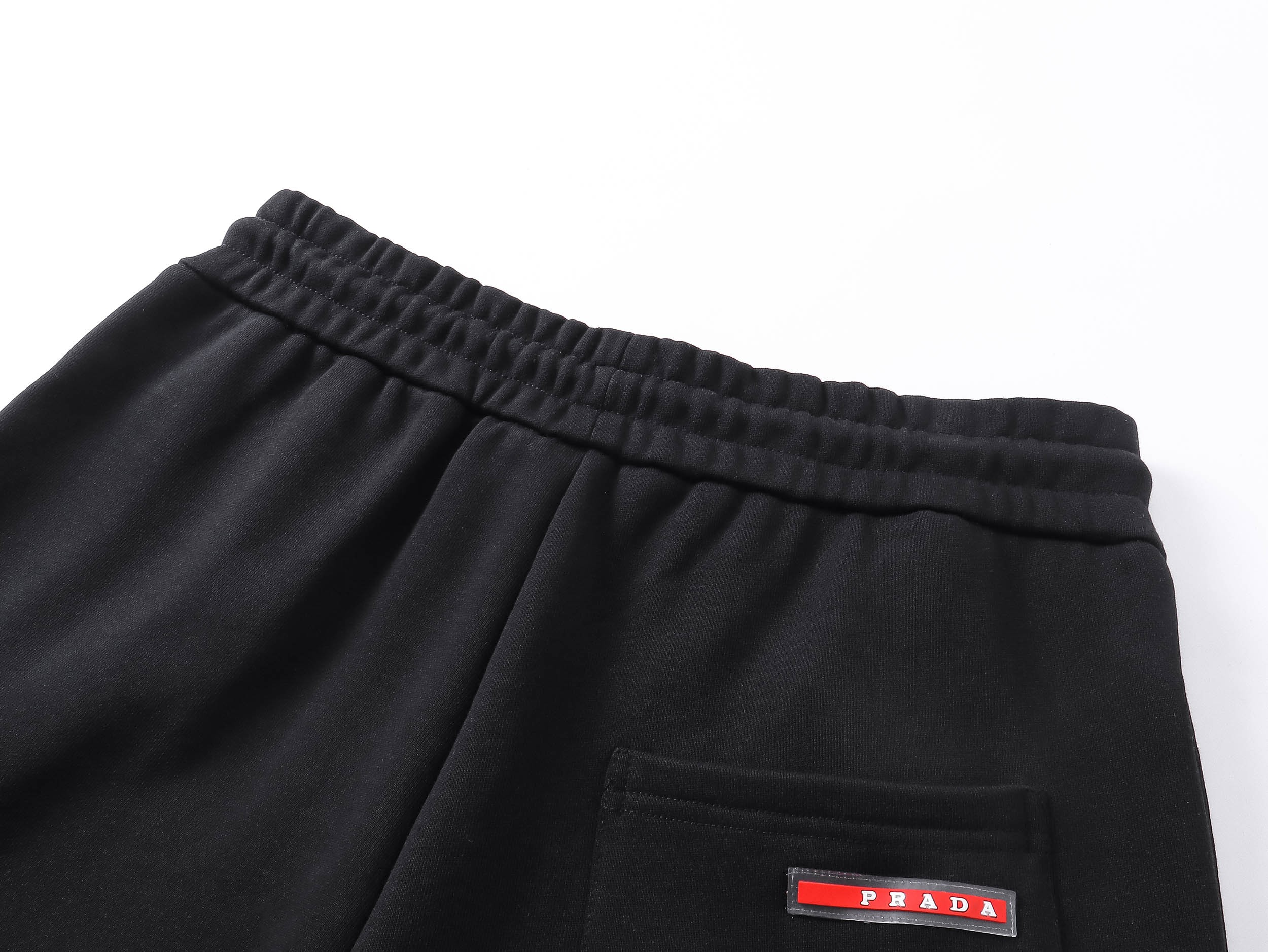 【PRADA  公式旗艦店】プラダ  ショートパンツご好評に付き再入荷！250227