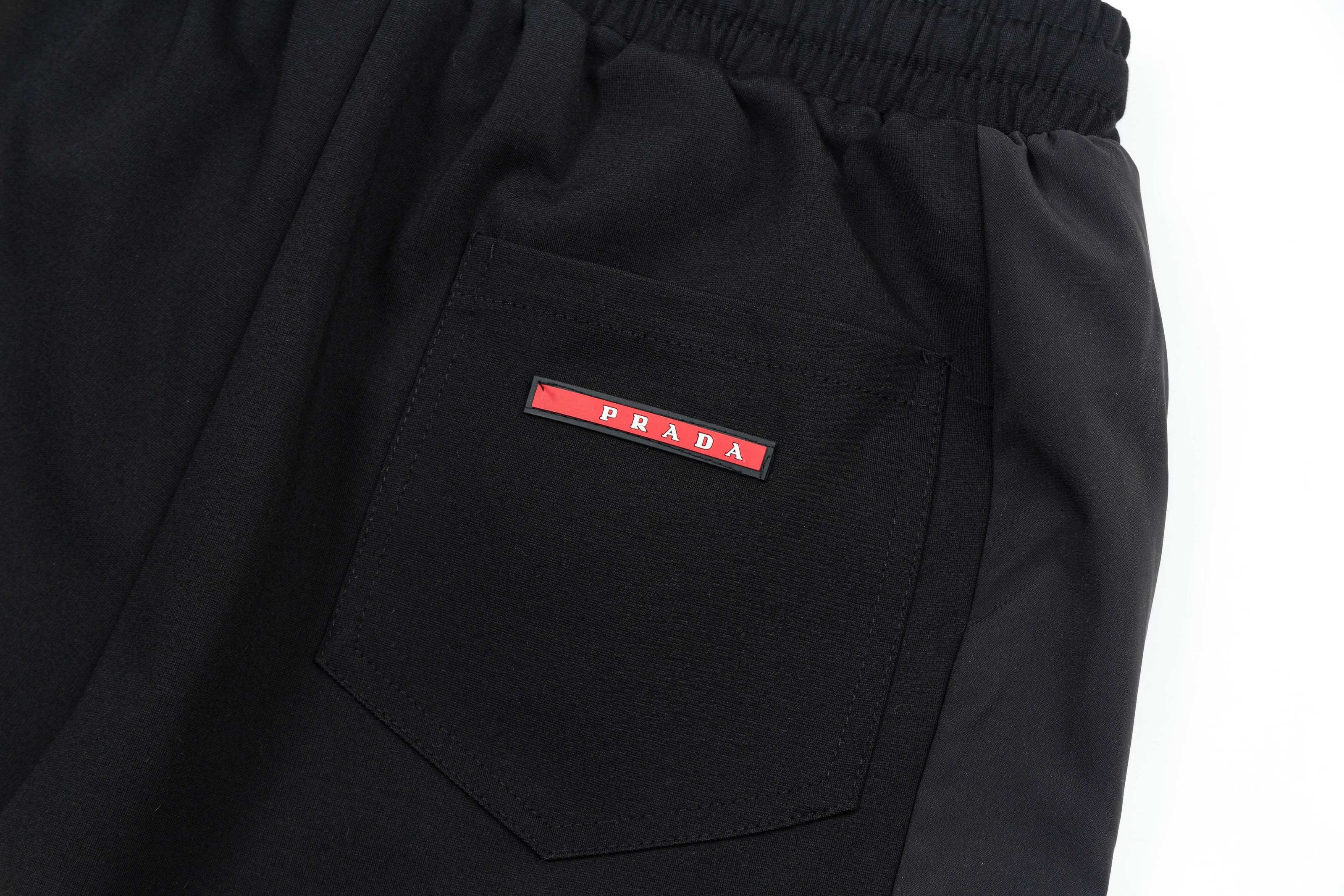 【PRADA  公式旗艦店】プラダ ショートパンツご好評に付き再入荷！250227