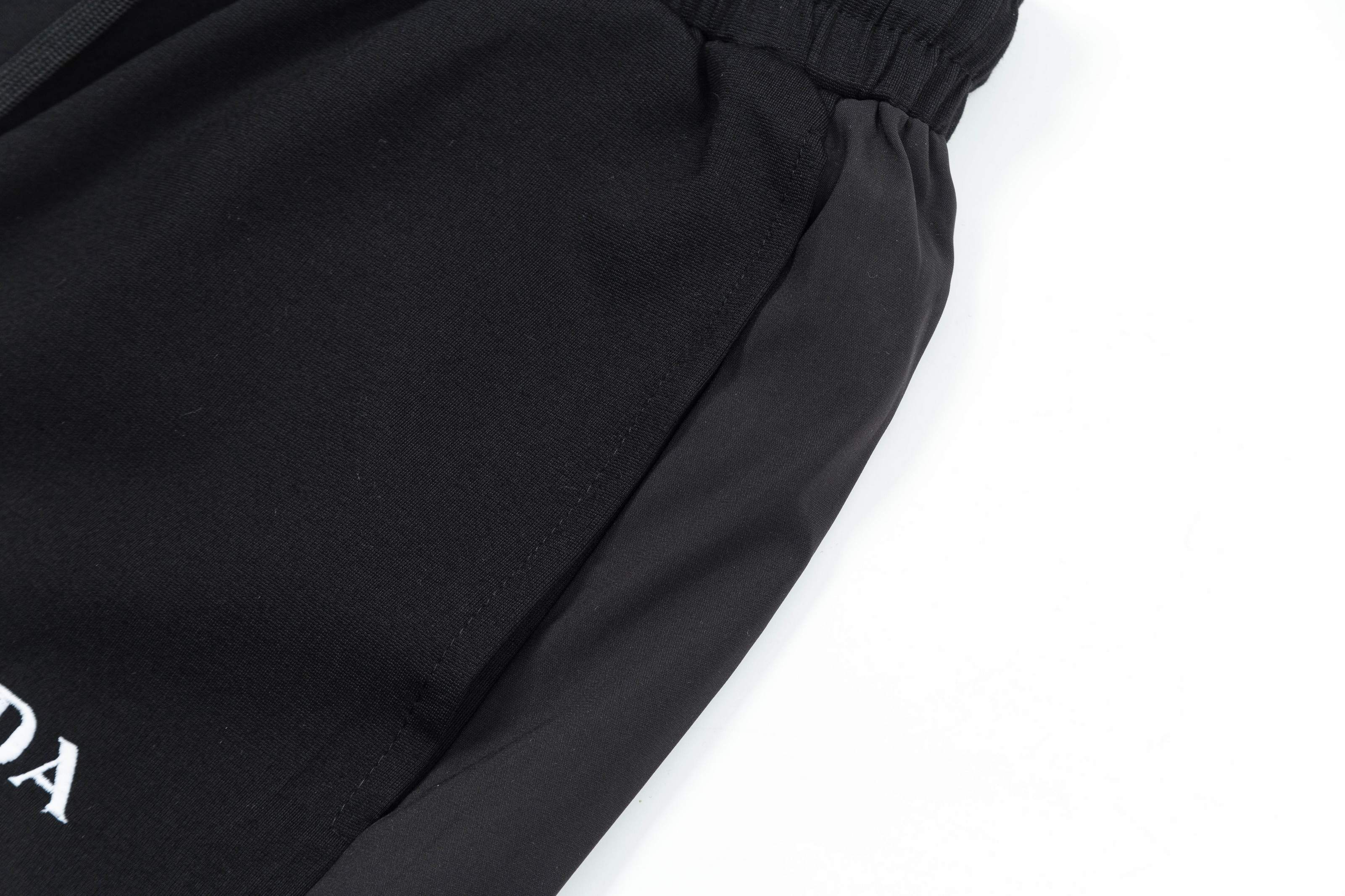 【PRADA  公式旗艦店】プラダ ショートパンツご好評に付き再入荷！250227