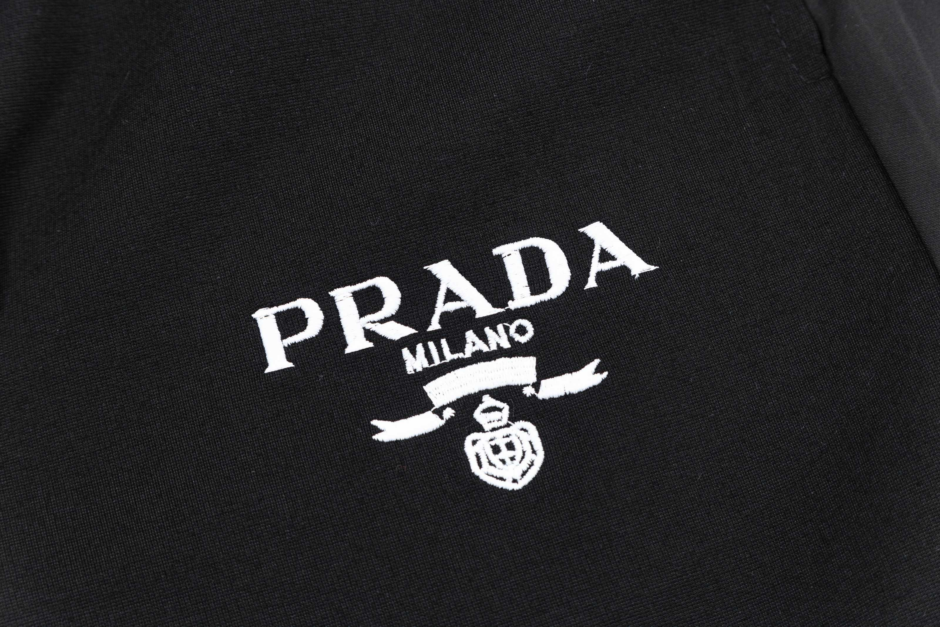 【PRADA  公式旗艦店】プラダ ショートパンツご好評に付き再入荷！250227