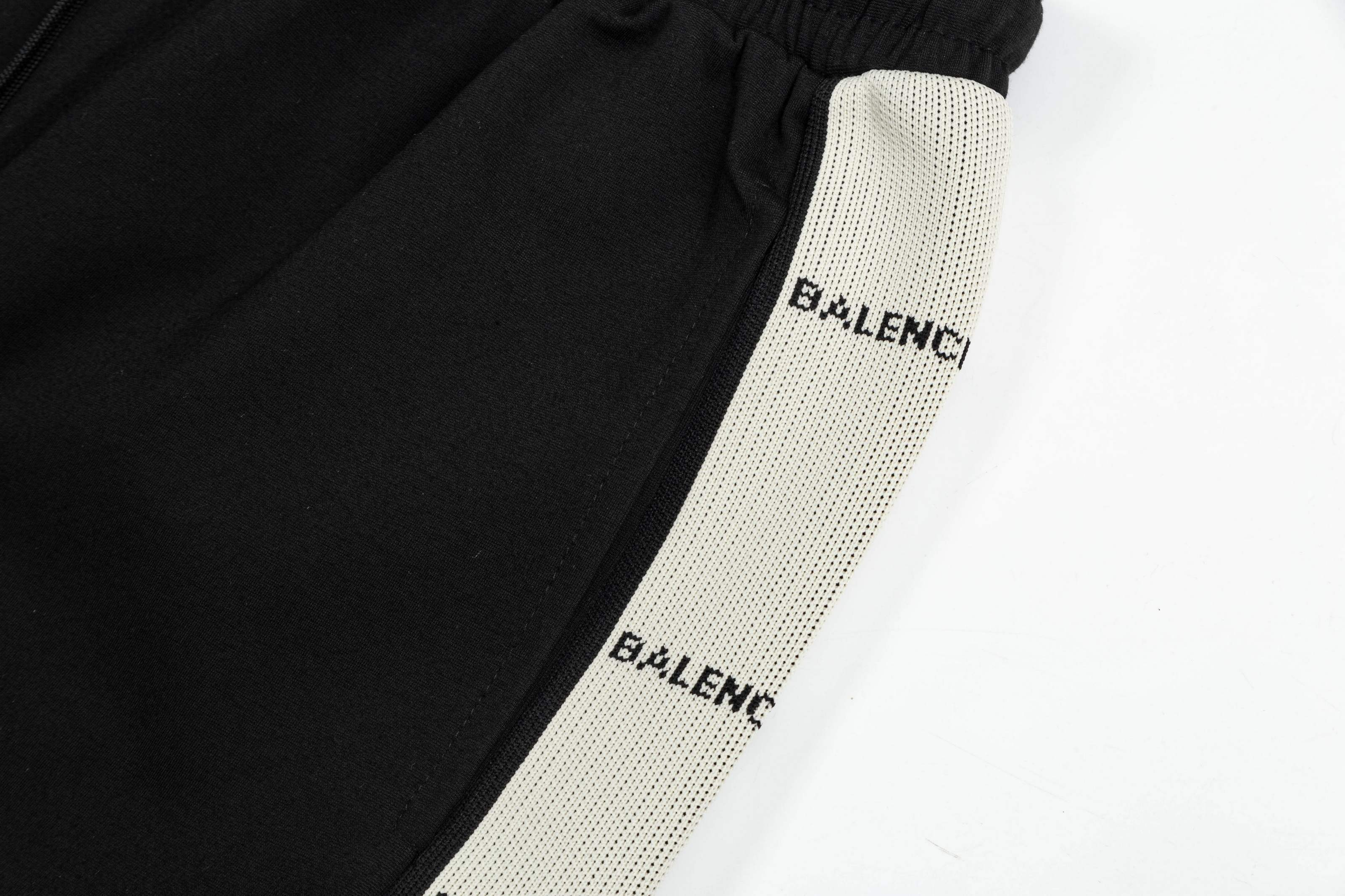 【BALENCIAGA  公式旗艦店】バレンシアガ  ショートパンツご好評に付き再入荷！250226