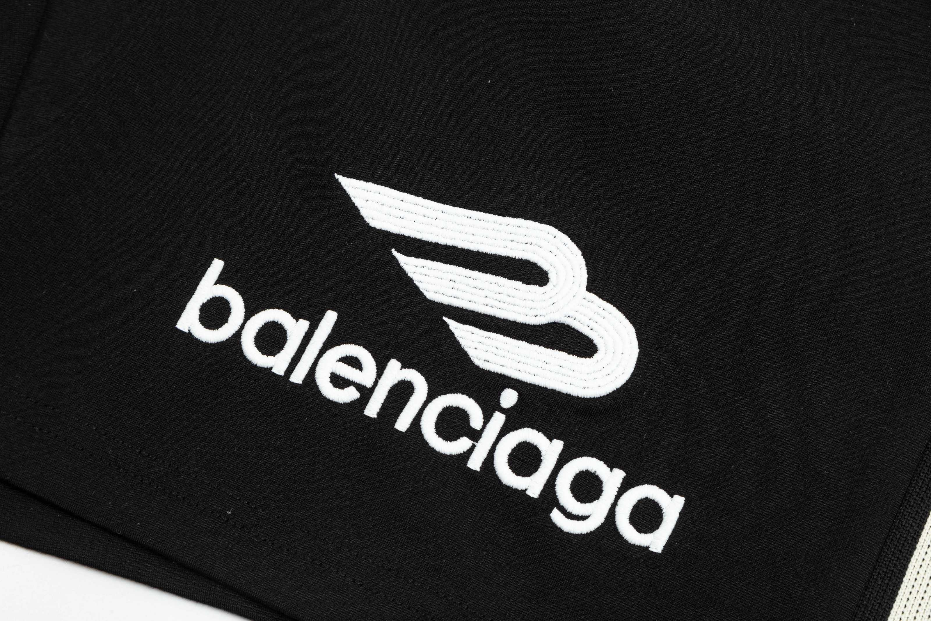 【BALENCIAGA  公式旗艦店】バレンシアガ  ショートパンツご好評に付き再入荷！250226
