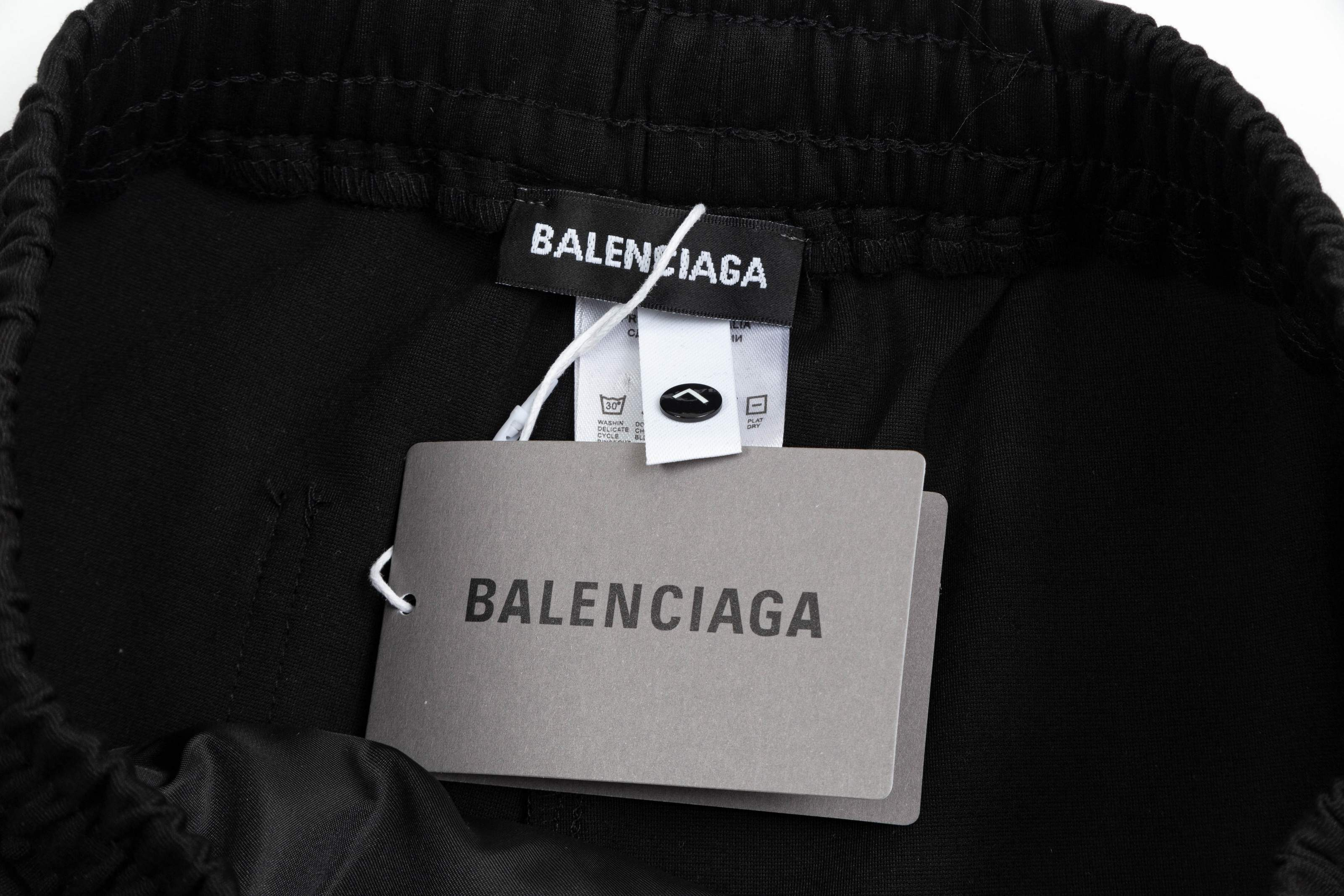 【BALENCIAGA  公式旗艦店】バレンシアガ  ショートパンツご好評に付き再入荷！250226