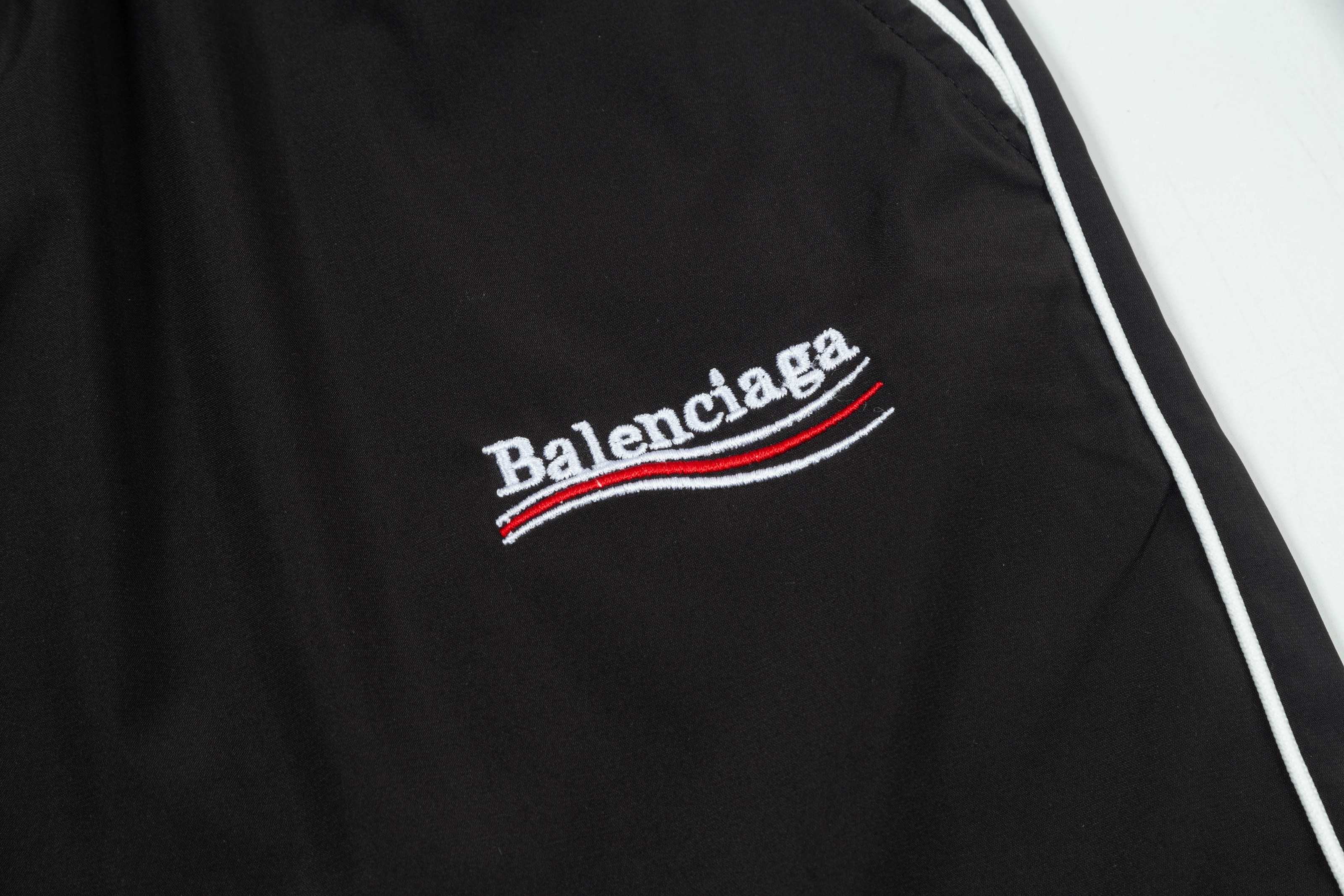 【BALENCIAGA  公式旗艦店】バレンシアガ   ショートパンツご好評に付き再入荷！250226
