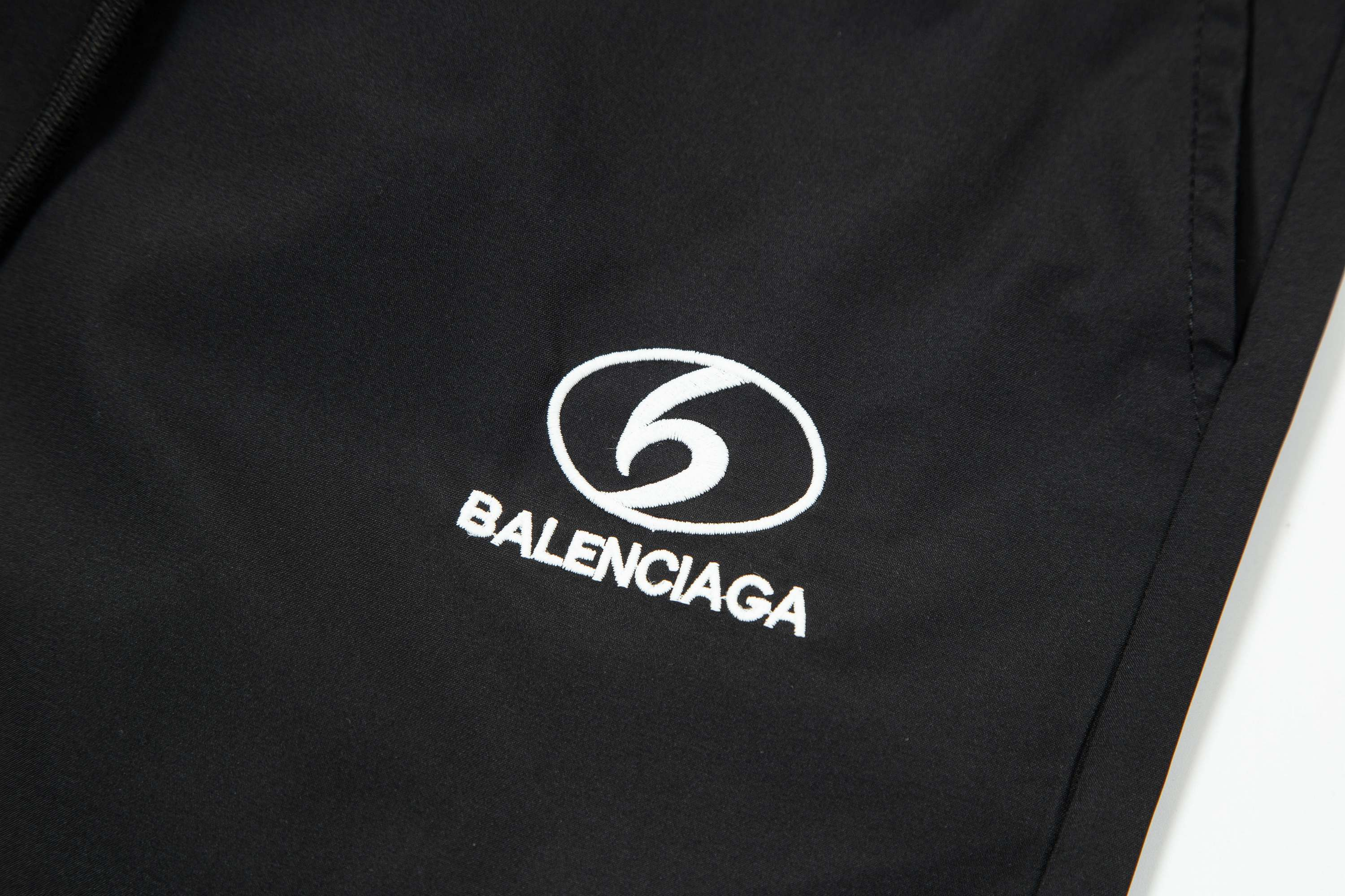 【BALENCIAGA  公式旗艦店】バレンシアガ   ショートパンツご好評に付き再入荷！250227