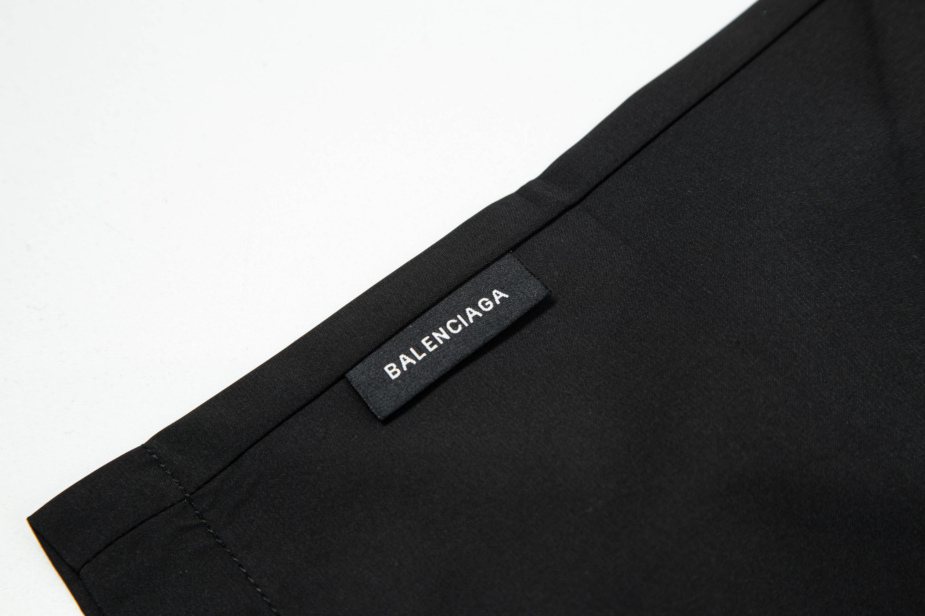 【BALENCIAGA  公式旗艦店】バレンシアガ   ショートパンツご好評に付き再入荷！250227