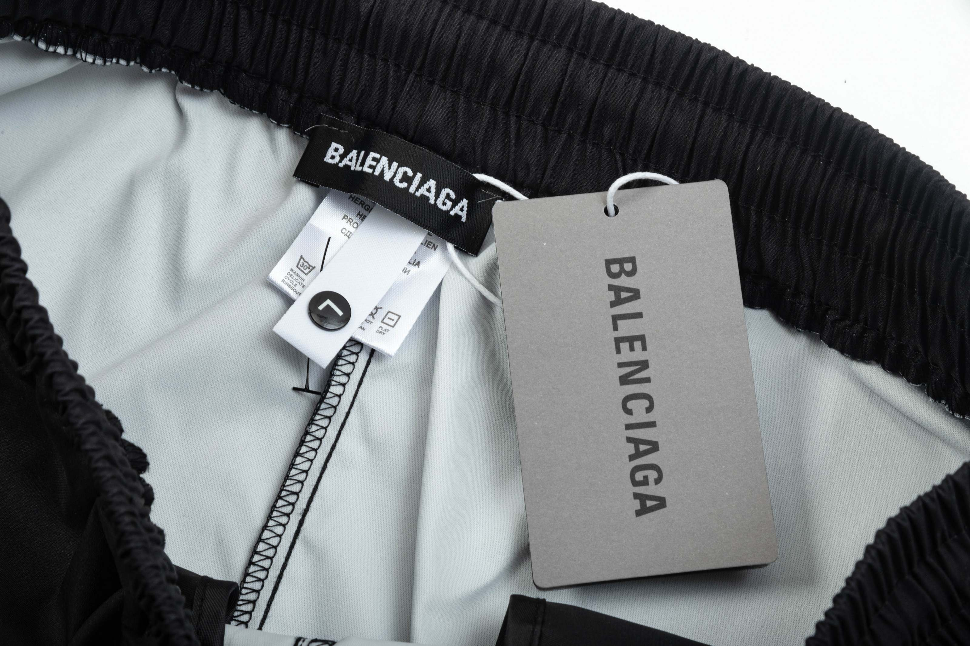 【BALENCIAGA  公式旗艦店】バレンシアガ   ショートパンツご好評に付き再入荷！250227