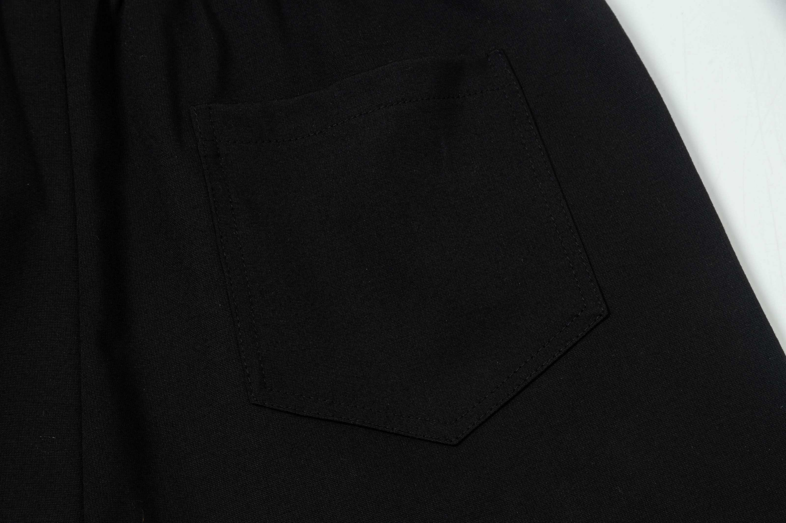 【PRADA  公式旗艦店】プラダ ショートパンツご好評に付き再入荷！250227