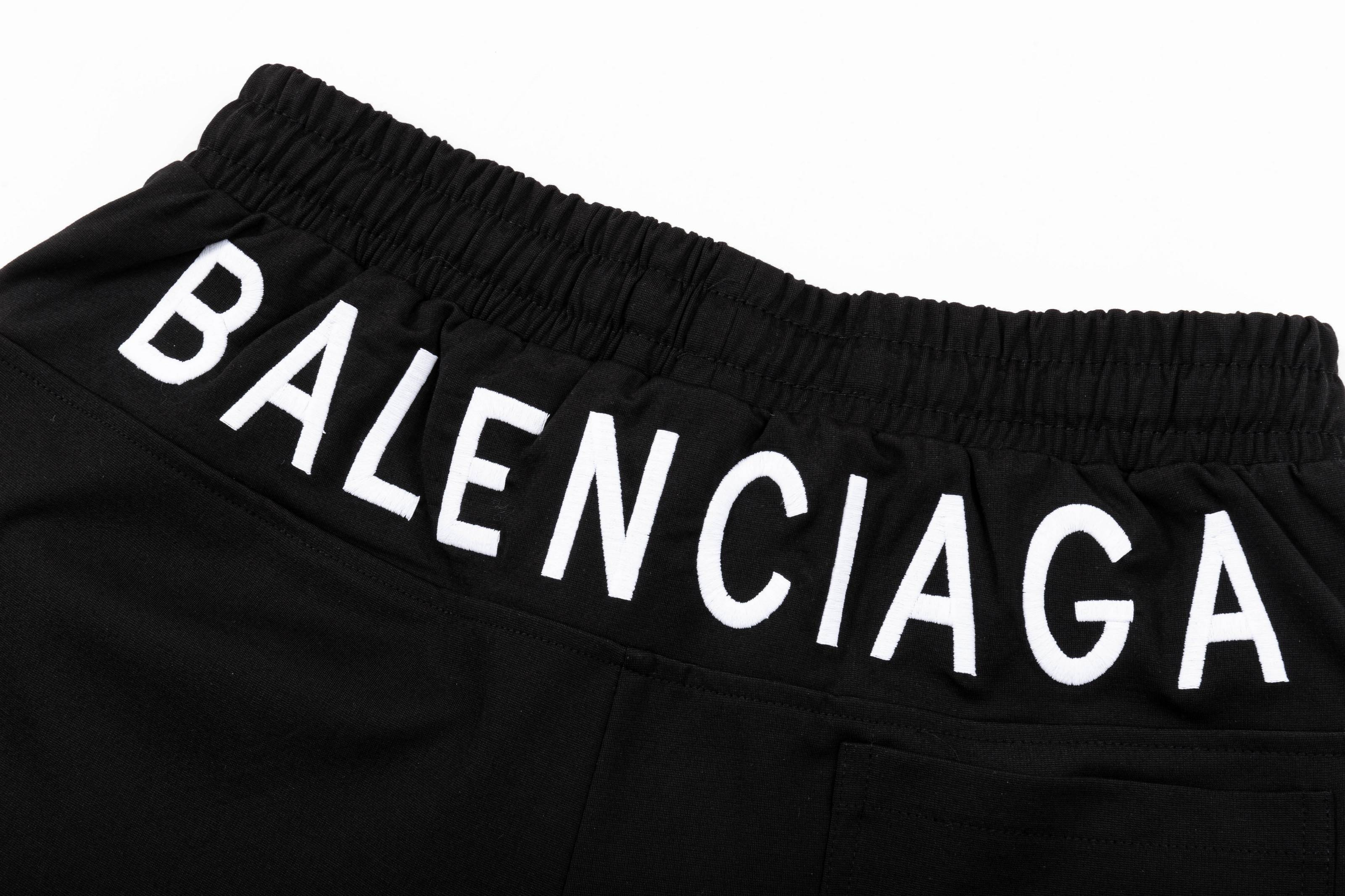 【BALENCIAGA  公式旗艦店】バレンシアガ   ショートパンツご好評に付き再入荷！250227