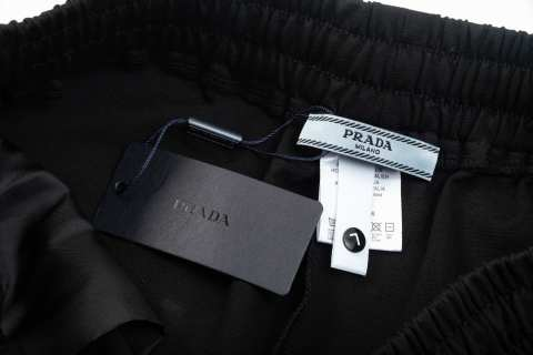 【PRADA  公式旗艦店】プラダ ショートパンツご好評に付き再入荷！250227