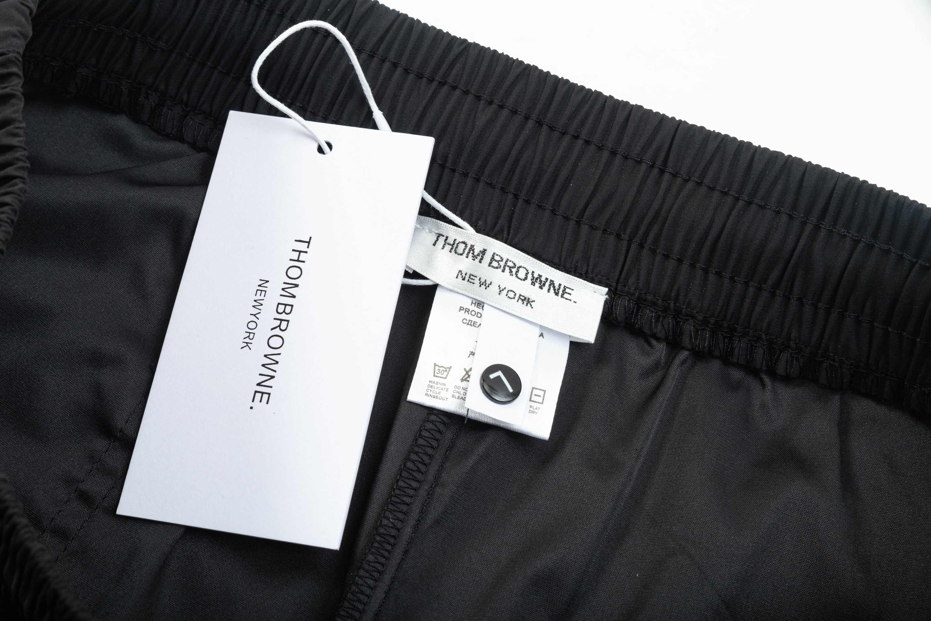 【ThomBrowne   公式旗艦店】トムブラウン  ショートパンツご好評に付き再入荷！250227