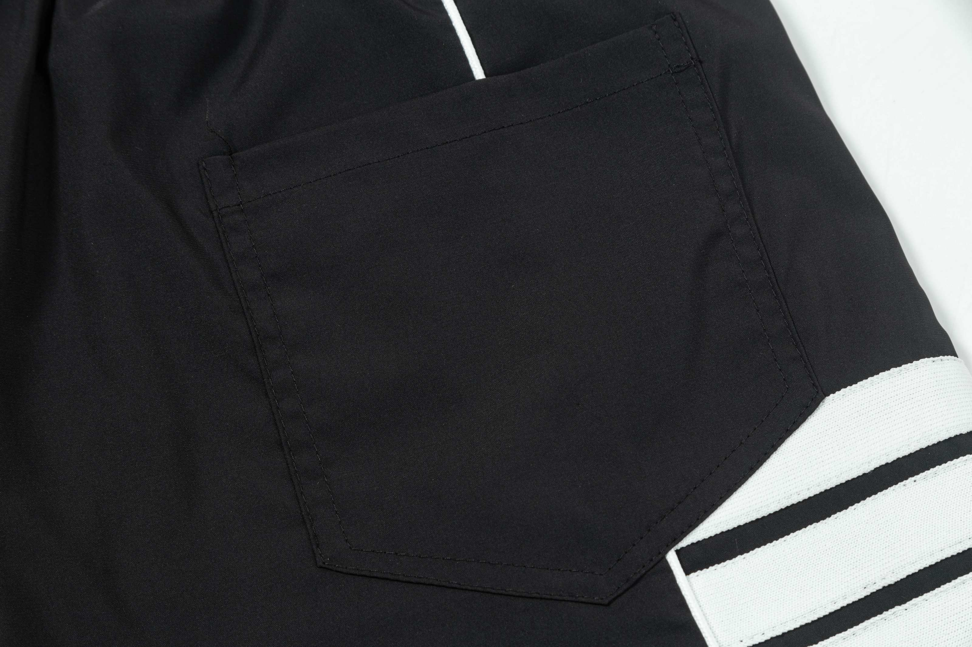 【ThomBrowne   公式旗艦店】トムブラウン  ショートパンツご好評に付き再入荷！250227