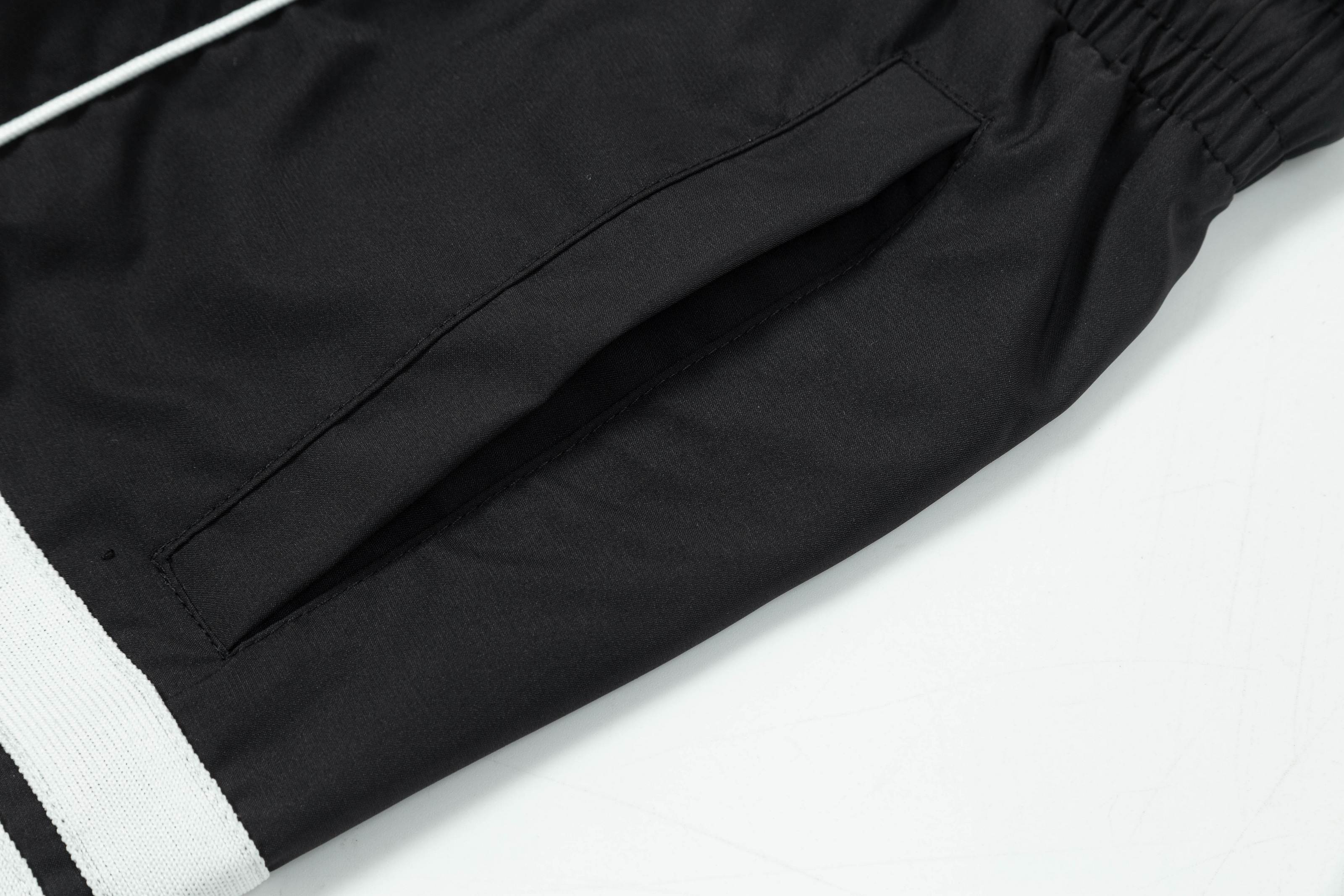 【ThomBrowne   公式旗艦店】トムブラウン  ショートパンツご好評に付き再入荷！250227