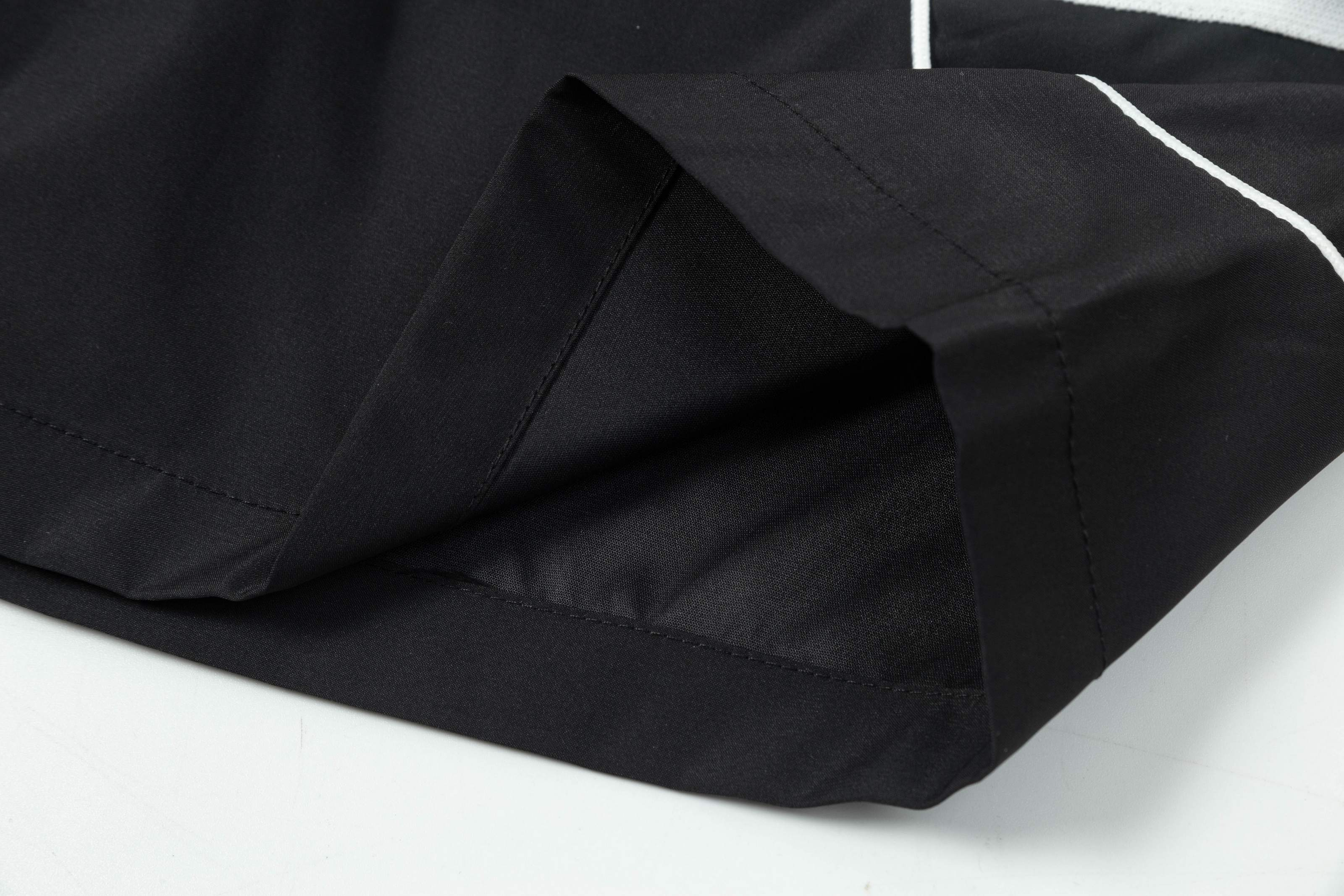 【ThomBrowne   公式旗艦店】トムブラウン  ショートパンツご好評に付き再入荷！250227