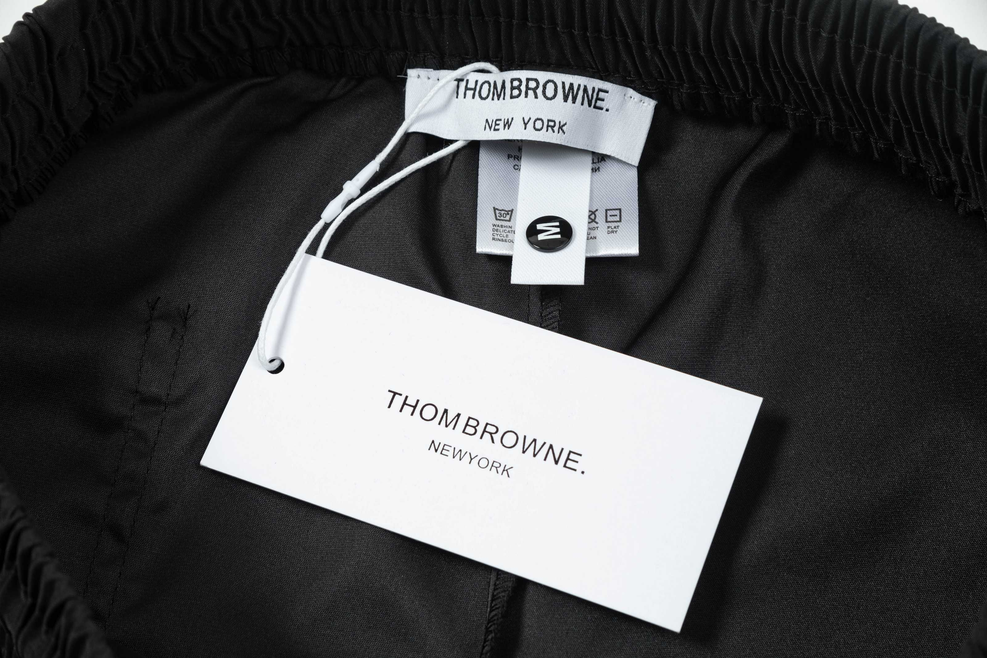 【ThomBrowne   公式旗艦店】トムブラウン  ショートパンツご好評に付き再入荷！250227