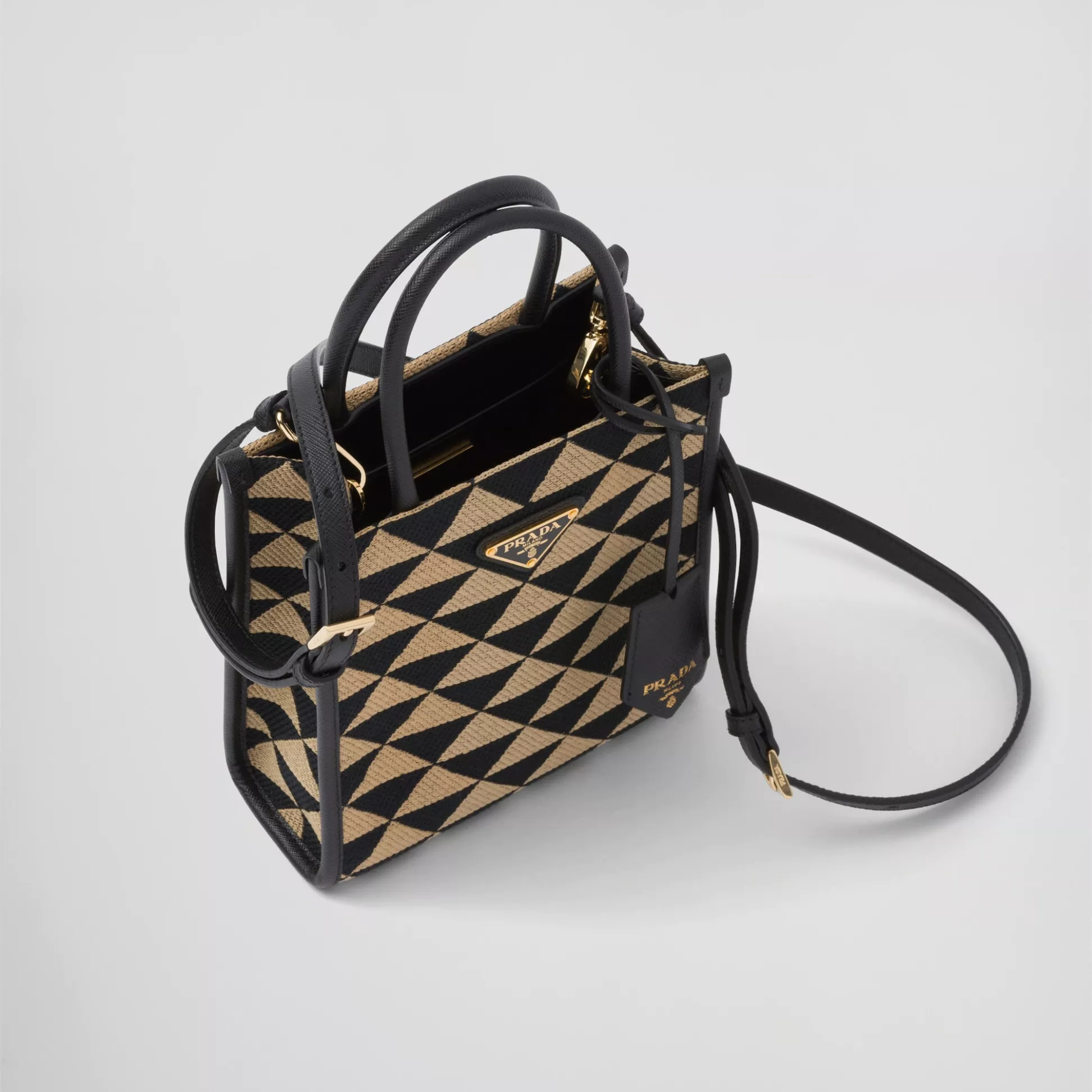 【2024】【PRADA】雑誌掲載！藤井夏恋さんが持っている大ヒットのプラダ新作バッグ「シンボル」！